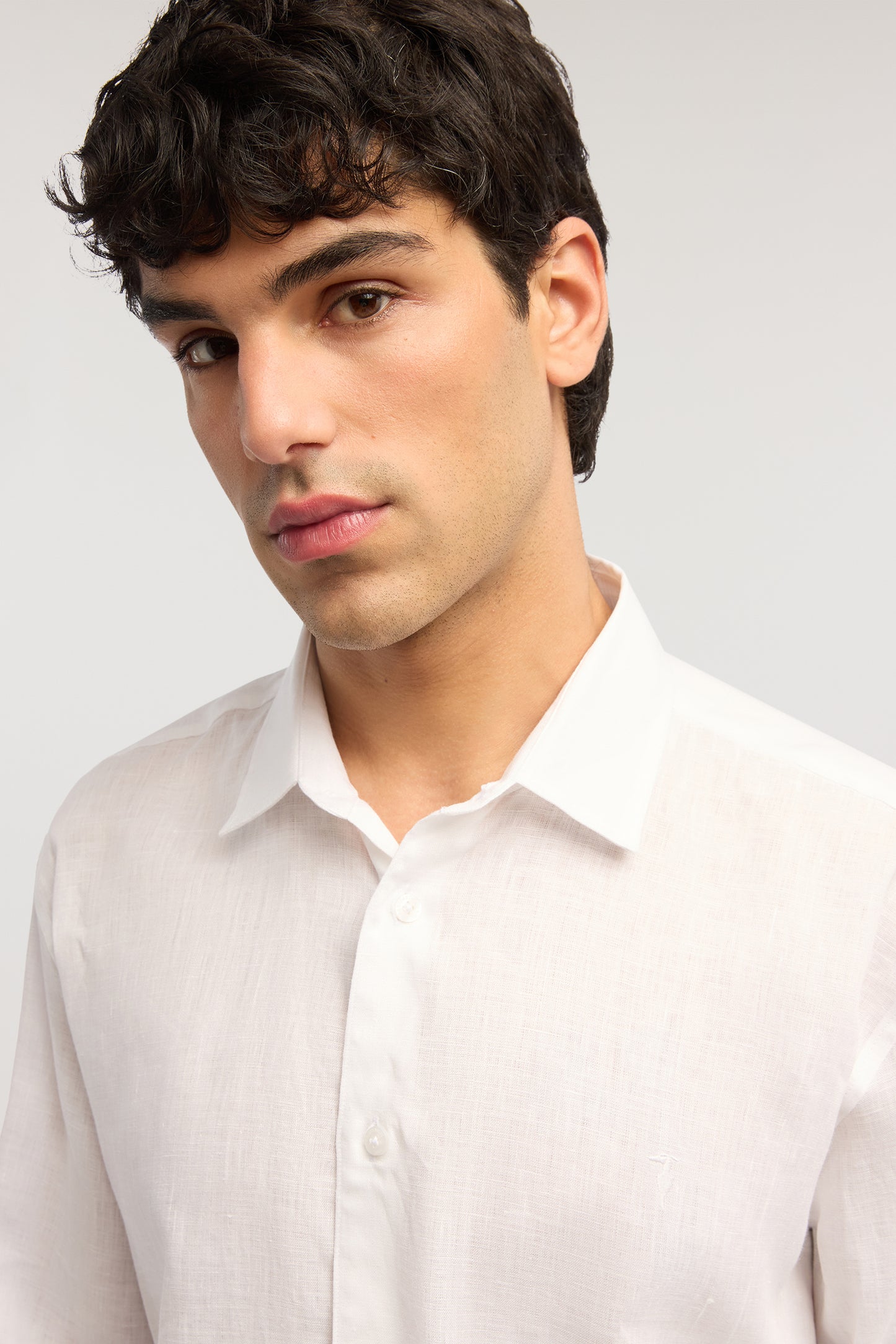 Camicia regular fit in lino 3|aae803ef4aea1655afc754770e3644b2b2403629e4b692bfab0b75cd143a4410