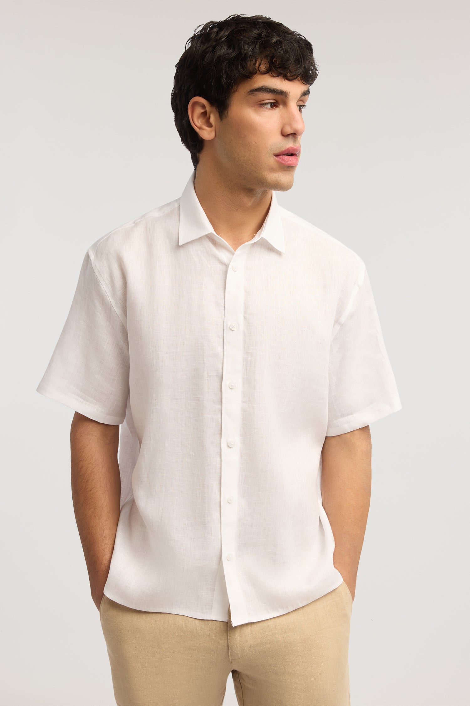 Camicia a maniche corte in lino 3|97c8e67b495aa447256d07e39c37273a6eb1fc8a3154021c187d864bdd06016c