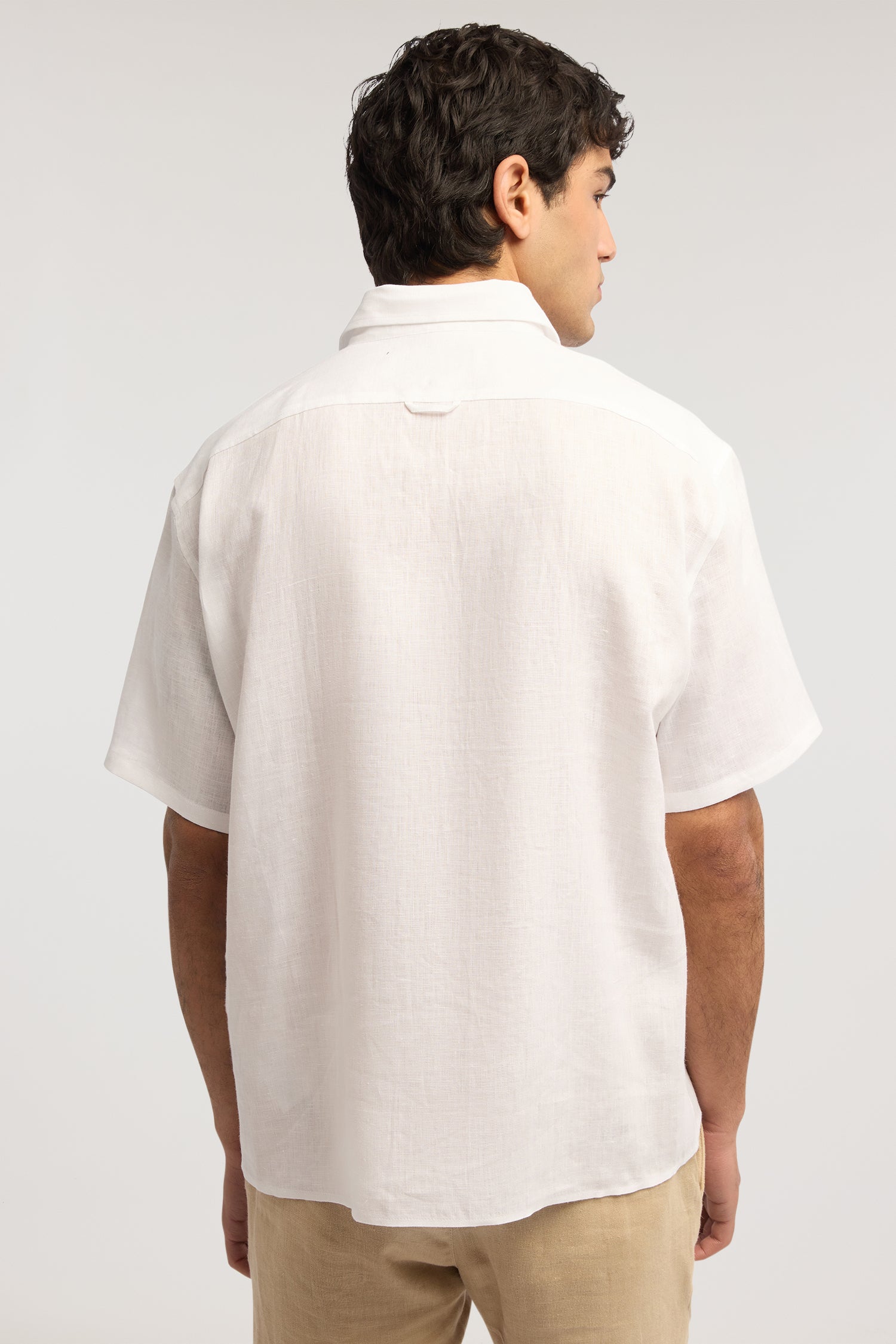 Camicia a maniche corte in lino 3|82c06bb226789c6fba8940b2f63885b99e9d607639b8b22a614f8098188c9908