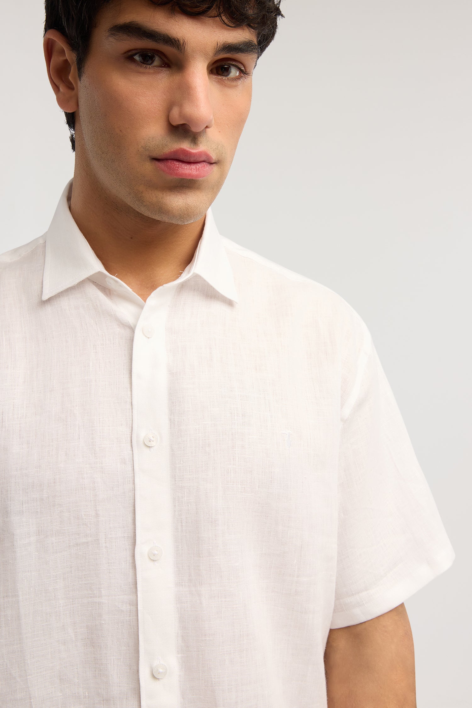 Camicia a maniche corte in lino 5|a22e8538e2438abfab3ff8c4f693776a243026a3ae87d4a86de36439511621bc