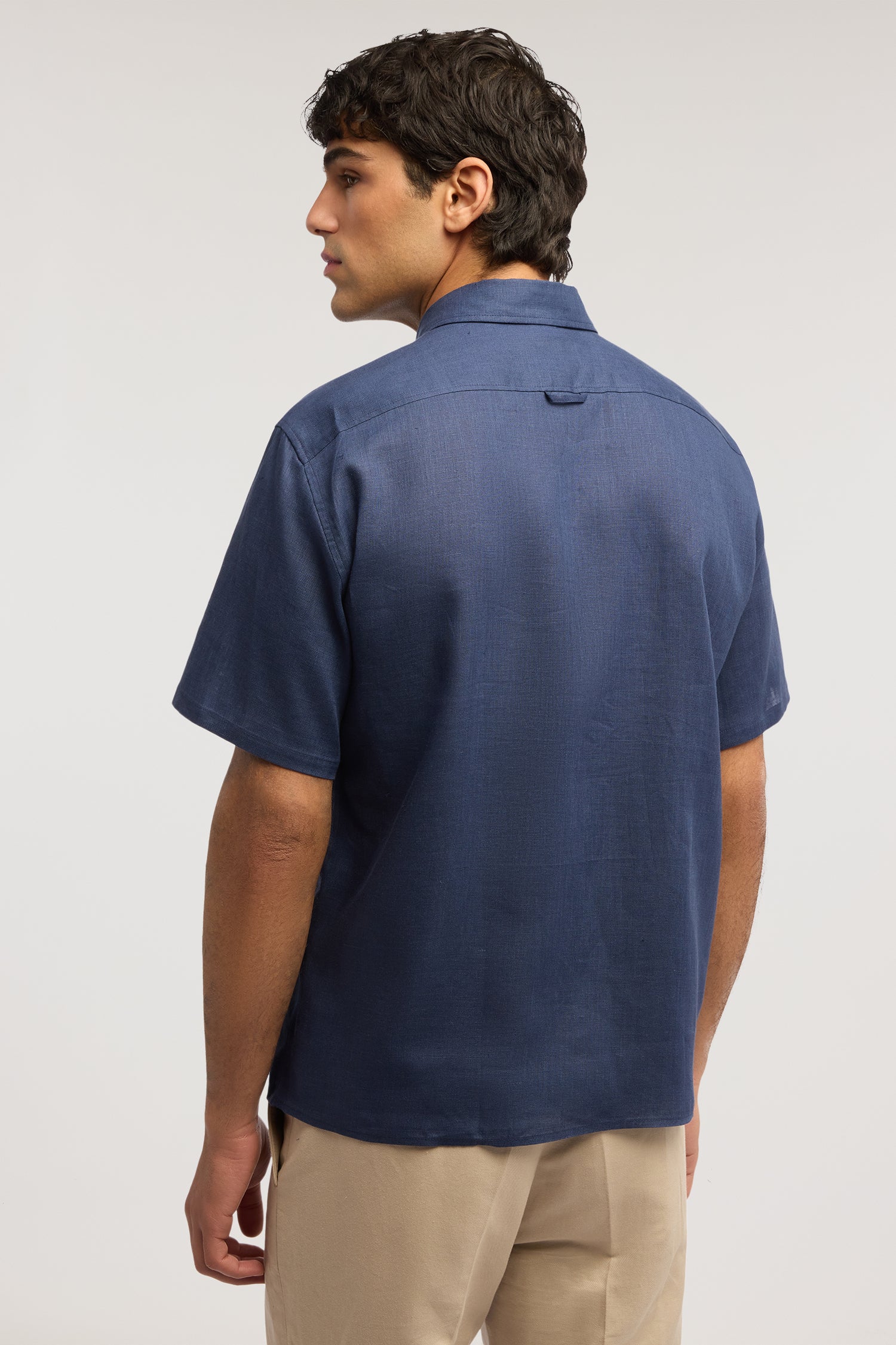 Camicia a maniche corte in lino  2|3ee36c946a4792294631a34f322f642fe7bc182536b39ed3b6c9ef215b5e16af