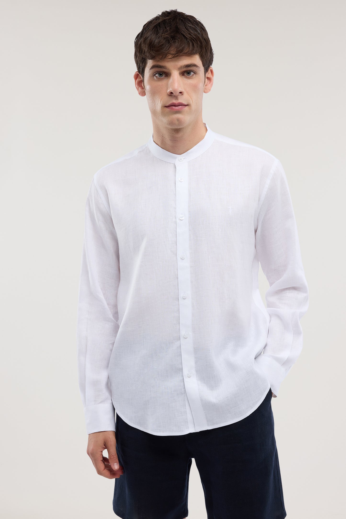 Camicia con collo coreano in lino 1|d2817090d1465050471cdf65ae0d34e951a67eafe217872c2807da6068d4a88f