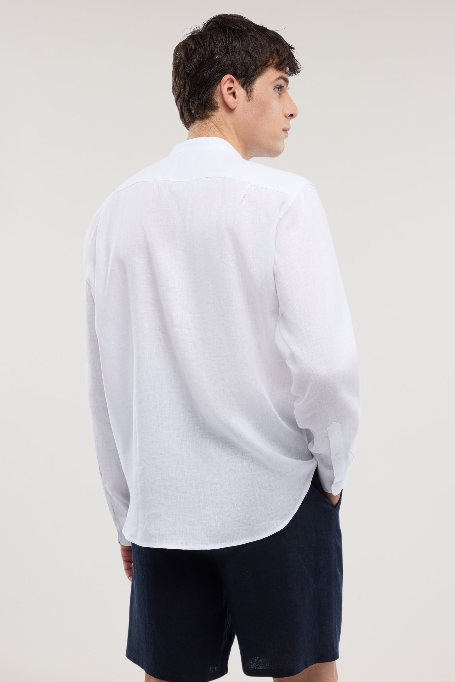 Camicia con collo coreano in lino 2|8e69a3cf12050c2d3b8fb318346b88813a738448383bef1212eff63630a4a545