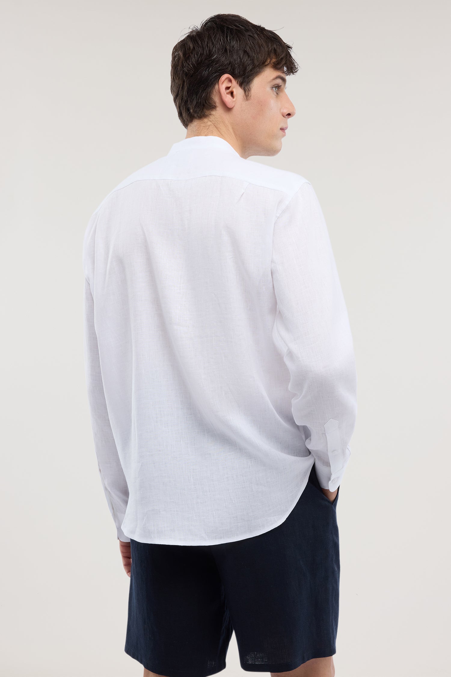 Camicia con collo coreano in lino 2|8e69a3cf12050c2d3b8fb318346b88813a738448383bef1212eff63630a4a545