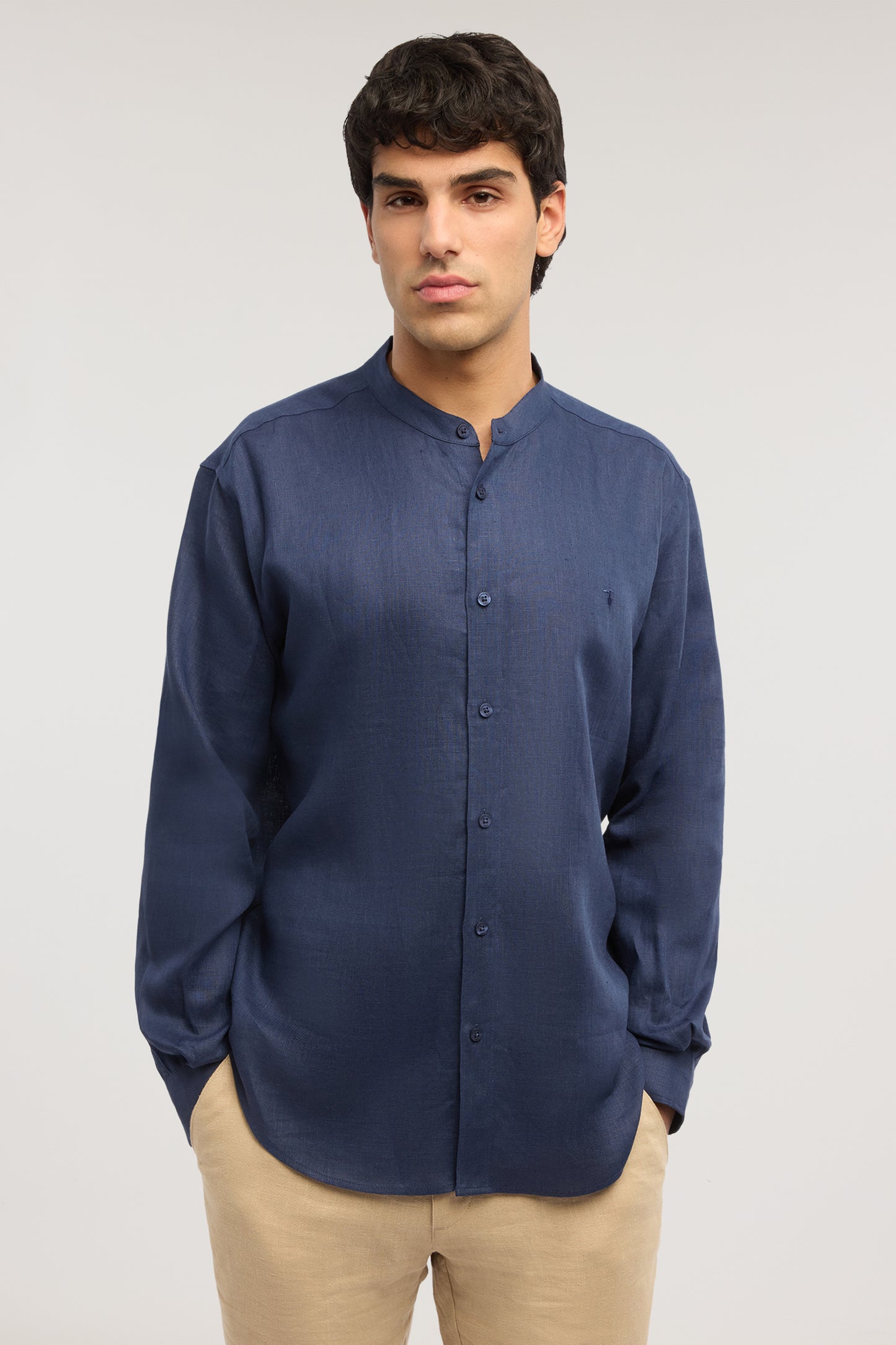 Camicia con collo coreano in lino 2|6113318607c4f88a0f2c2128bcd294618647a1c04f40216f208f2051afb797a6