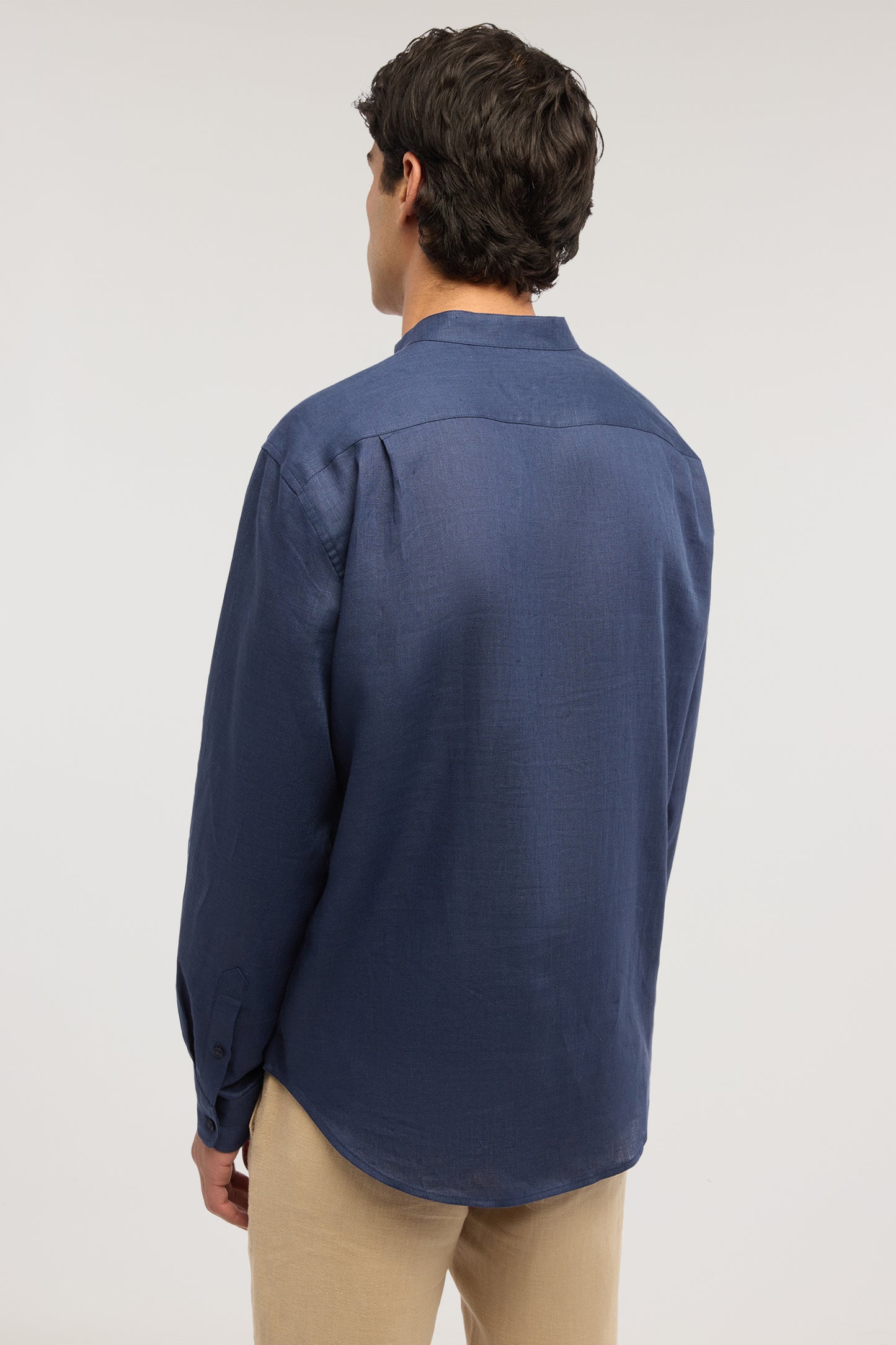 Camicia con collo coreano in lino 4|d2d0a3495655382749ca9015c92316e0b237cca891ffcecf8bacc884c87e65ef