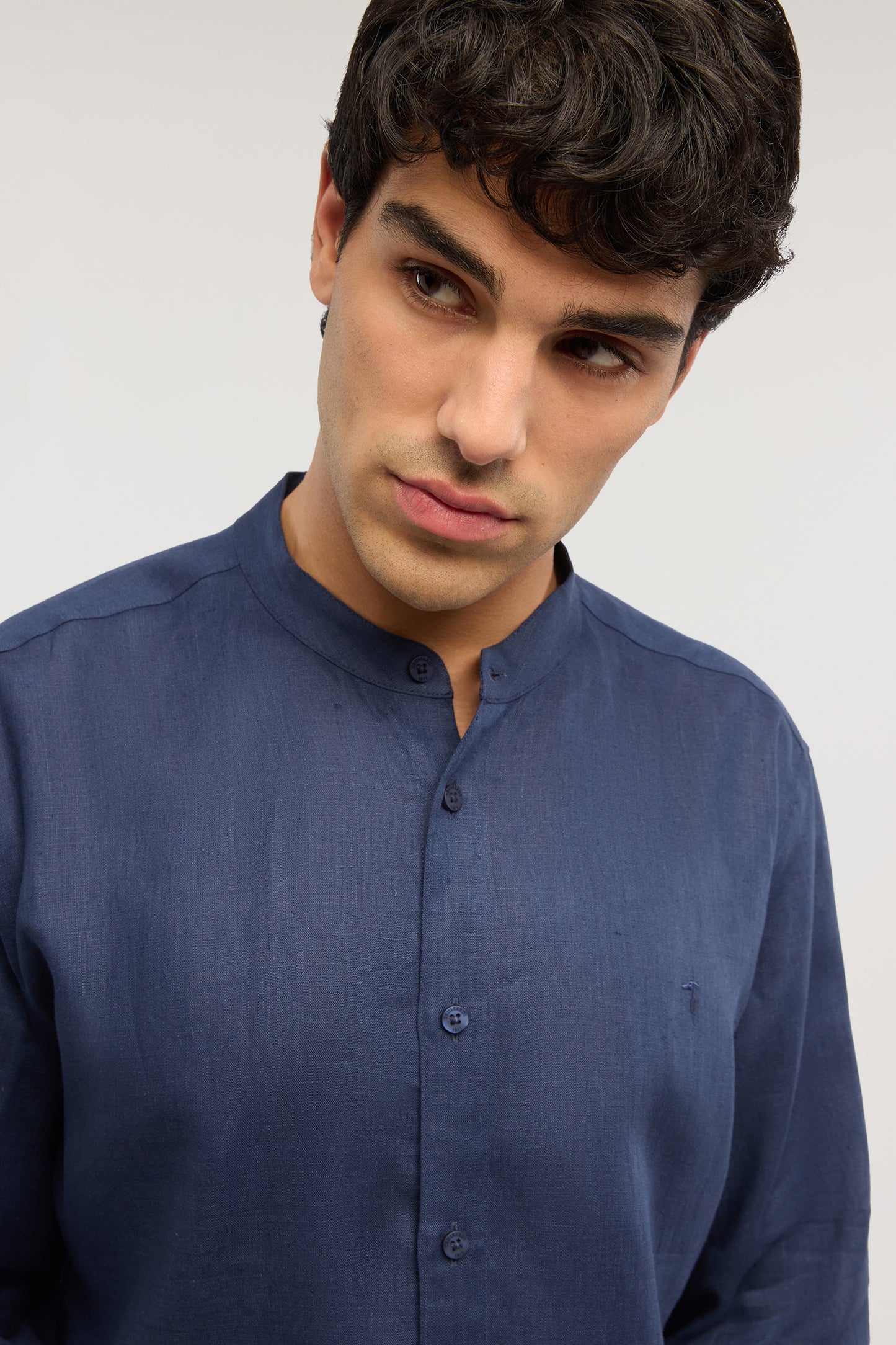 Camicia con collo coreano in lino 1|c778734b63bc3b61666fb52bda40f286baa04b53440a99cee885f8363ff5cdd9