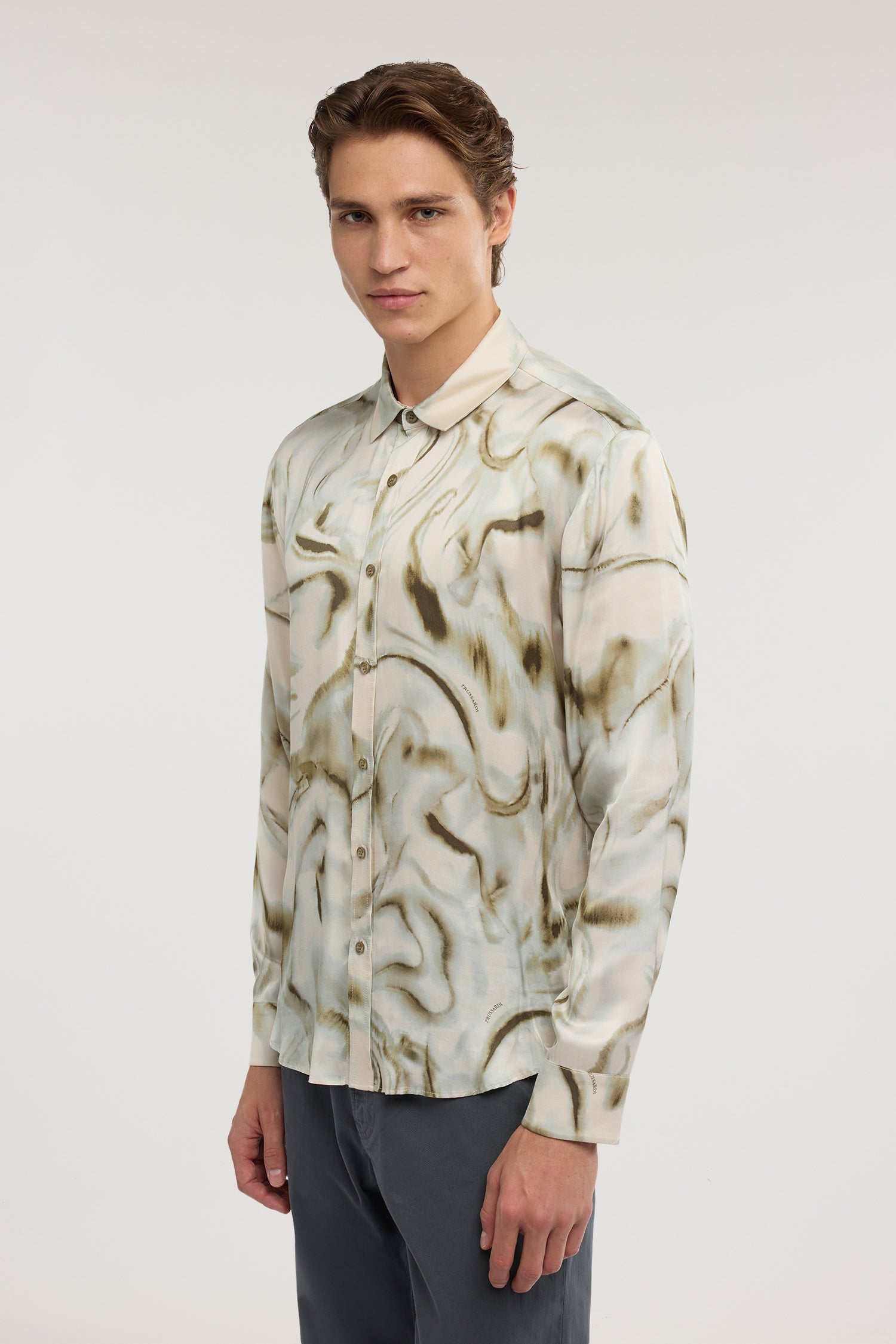 Camicia regular fit con stampa in viscosa 1|020a5888804cacd4327a2e7f0f8ba6275e856de81ed1a294f7c11f29a2e9574a