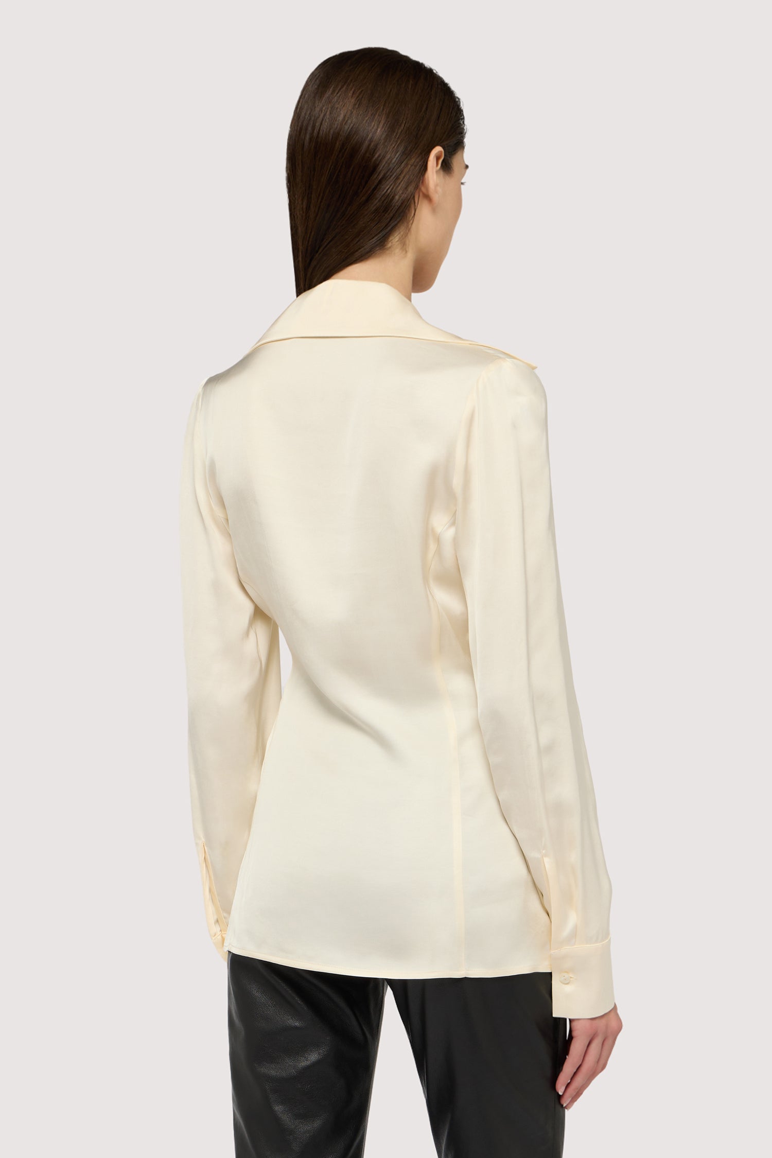 Camicia slim fit in raso con revers 2|9559f4af155914dcde5b6759d3c8bb0d1bfdae1b866105da30b649e256beb0ba