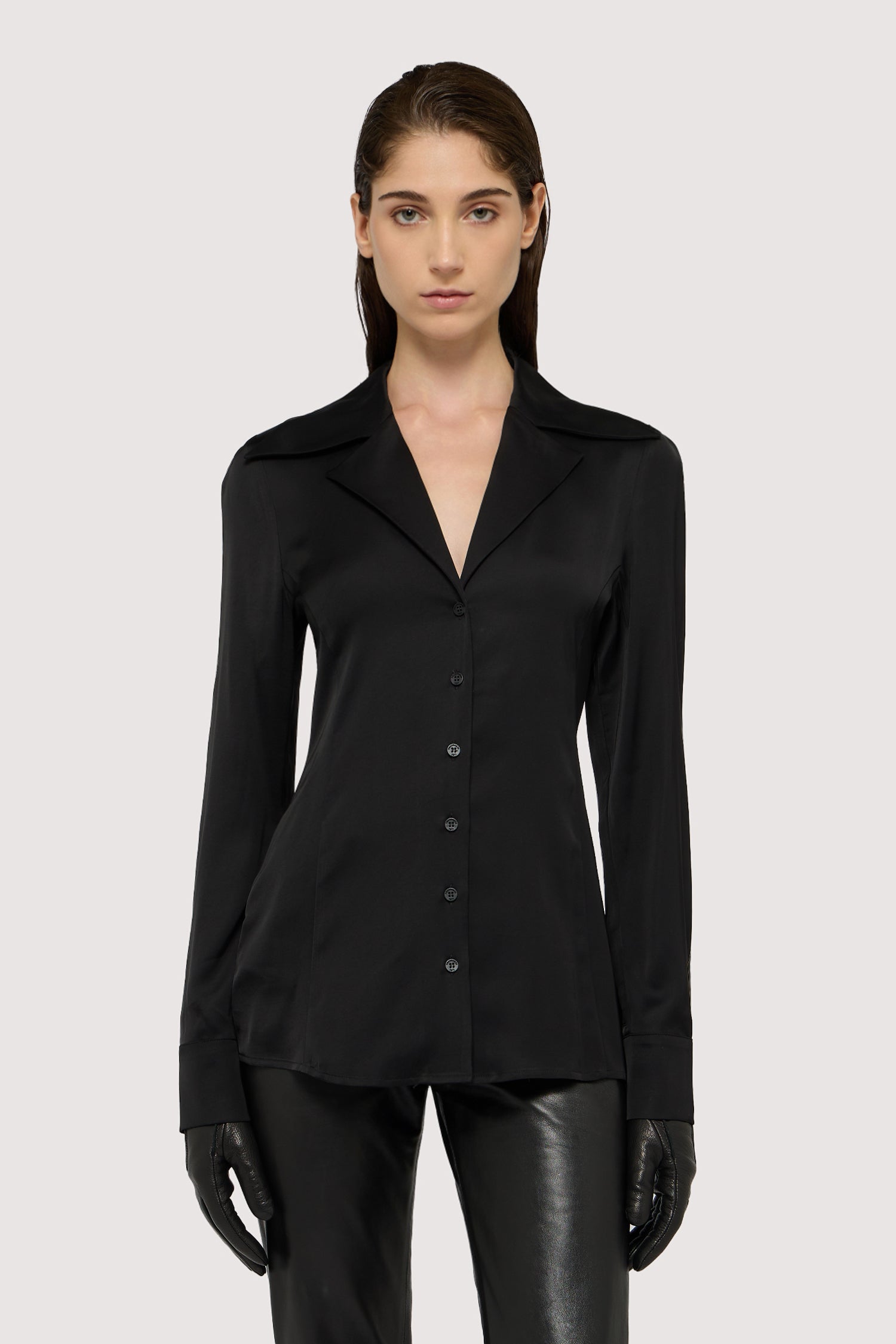 Camicia slim fit in raso con revers 1|9ce76e76479b8fedf60250db5fc0ce56b8299227782c8b9d9727e426c416c7f4