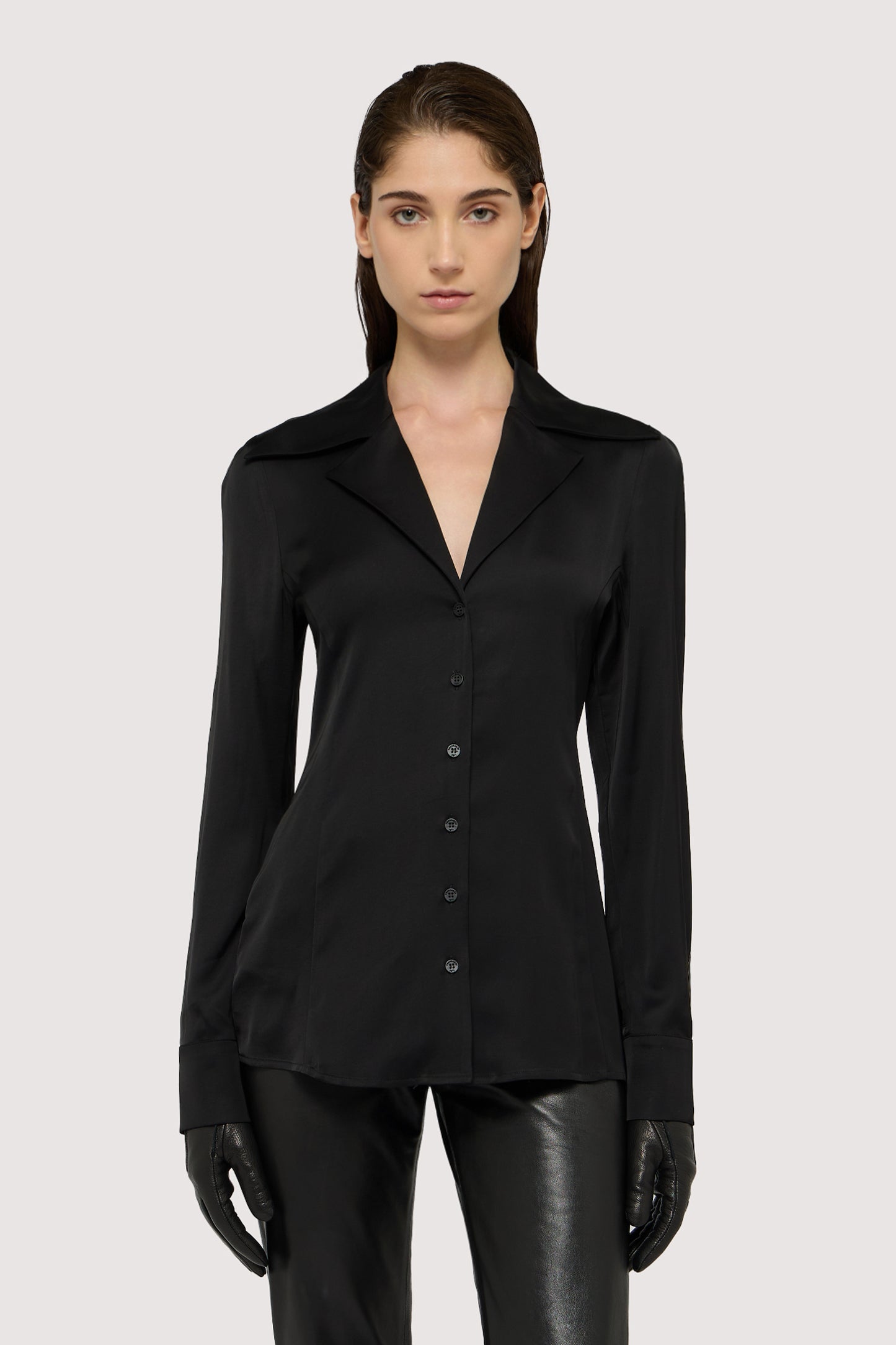 Camicia slim fit in raso con revers 1|9ce76e76479b8fedf60250db5fc0ce56b8299227782c8b9d9727e426c416c7f4