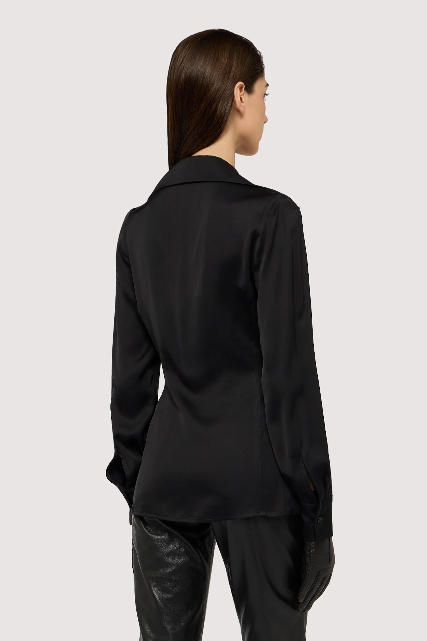 Camicia slim fit in raso con revers 2|6209f04a3aee36093f9bbfa6810e621a25752416ba396e44d08a9045dd00b9f0
