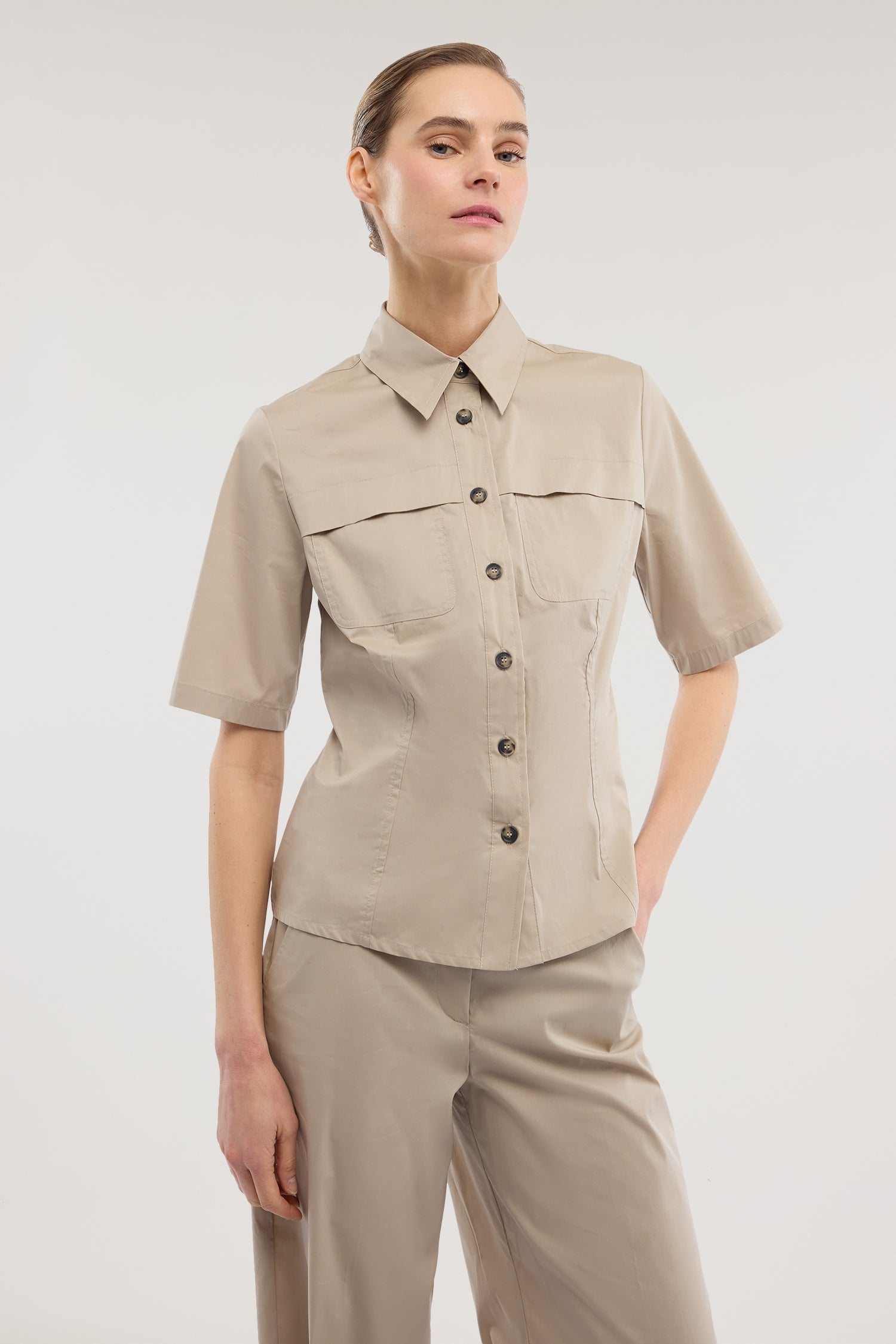 Camicia a maniche corte in cotone leggero 1|56a716dc66b9011b9890dd551d3070d6865b973329a2274dfa9a0fa51d409291