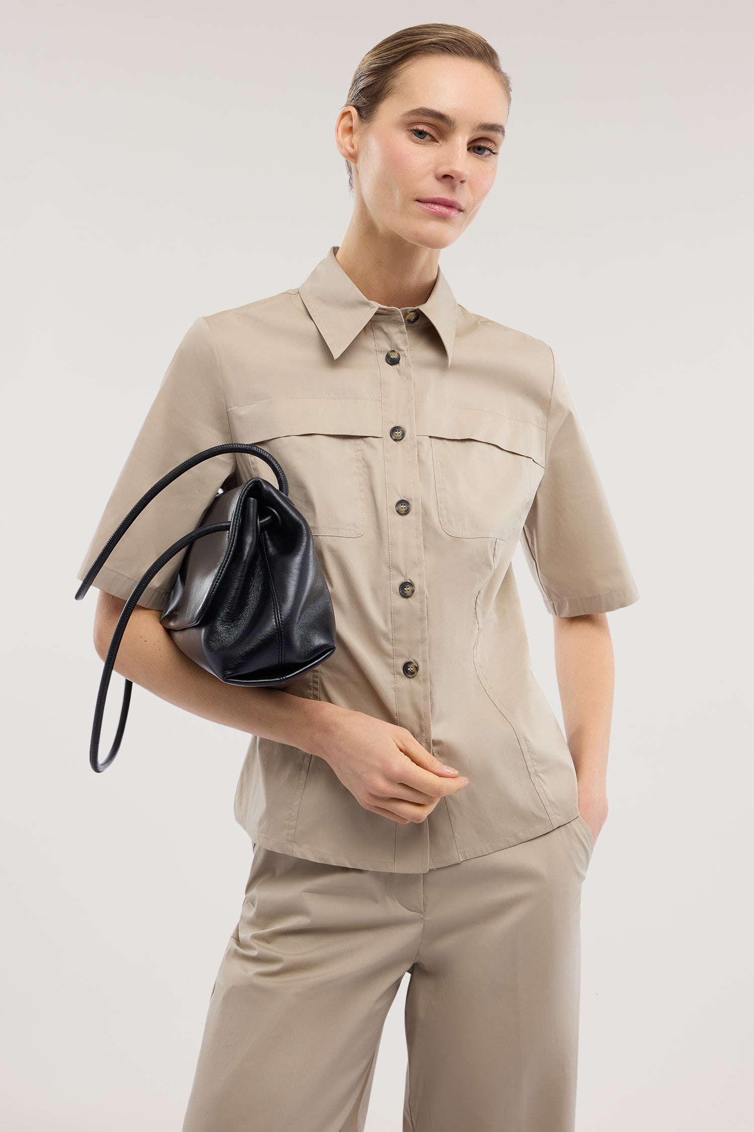 Camicia a maniche corte in cotone leggero 4|71e7b4b9d1343be1c31217bc6960b3ce1ef648c7cef4f25ea51b6dcdd997f74d