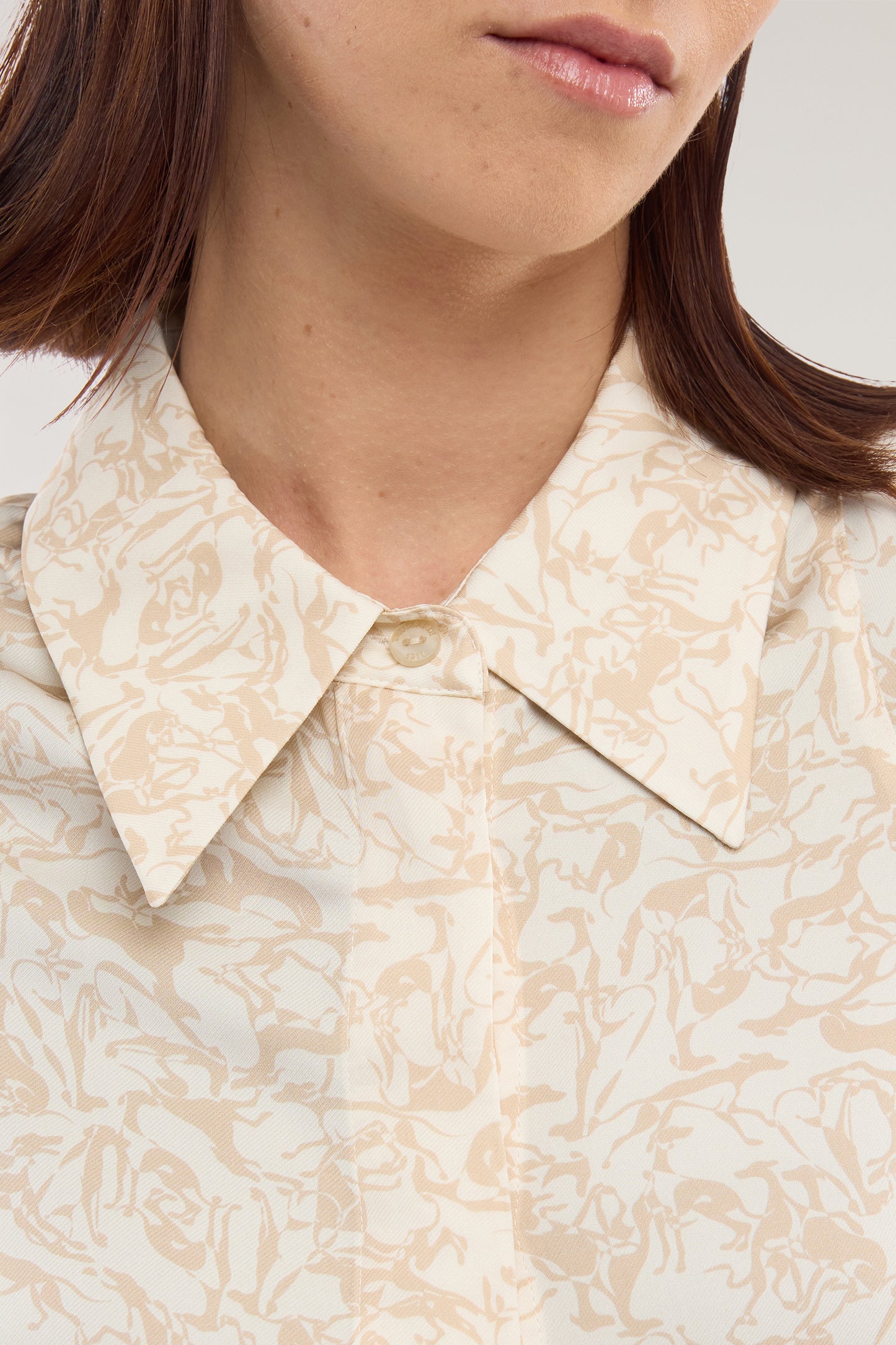 Camicia con stampa in twill di viscosa 2|0f7263abfdb4a001726852c11fc663df14f5ef681d8f2a2e032f010cdf4b8959