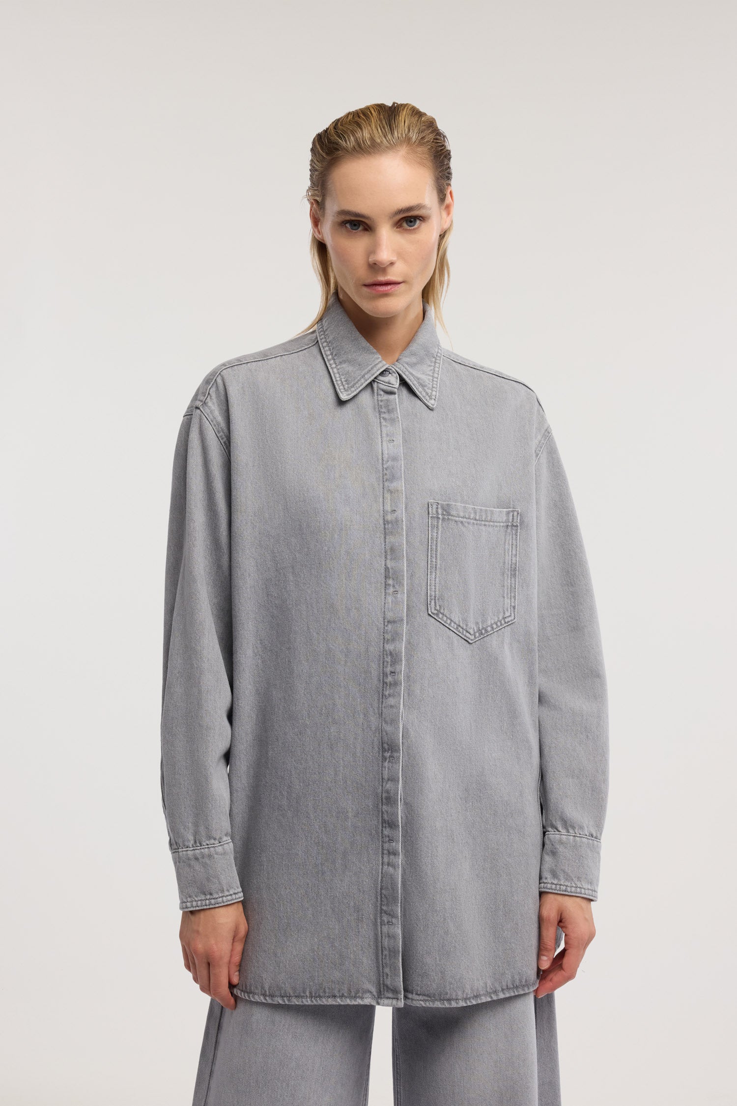 Camicia denim con applicazione sul retro 2|bf52f36b6b4ea4abe5bcc2746db051dea0867900e4b0904c71b15943cb3dd8c2