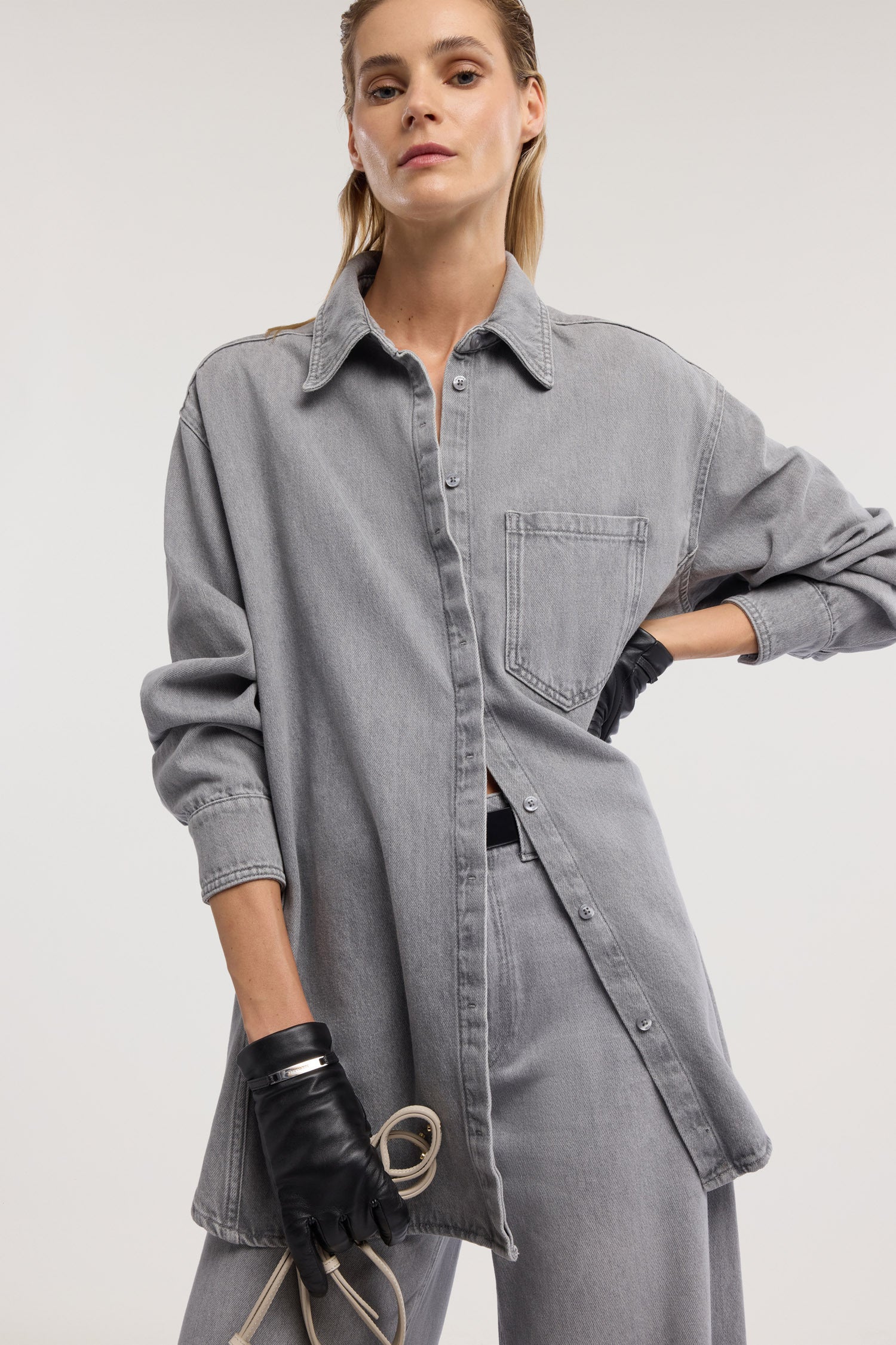 Camicia denim con applicazione sul retro 1|f34a778e280bb80b4a715ee3d6bb27b9cf9bd7a6244cf12828d1f7a5d31160c9