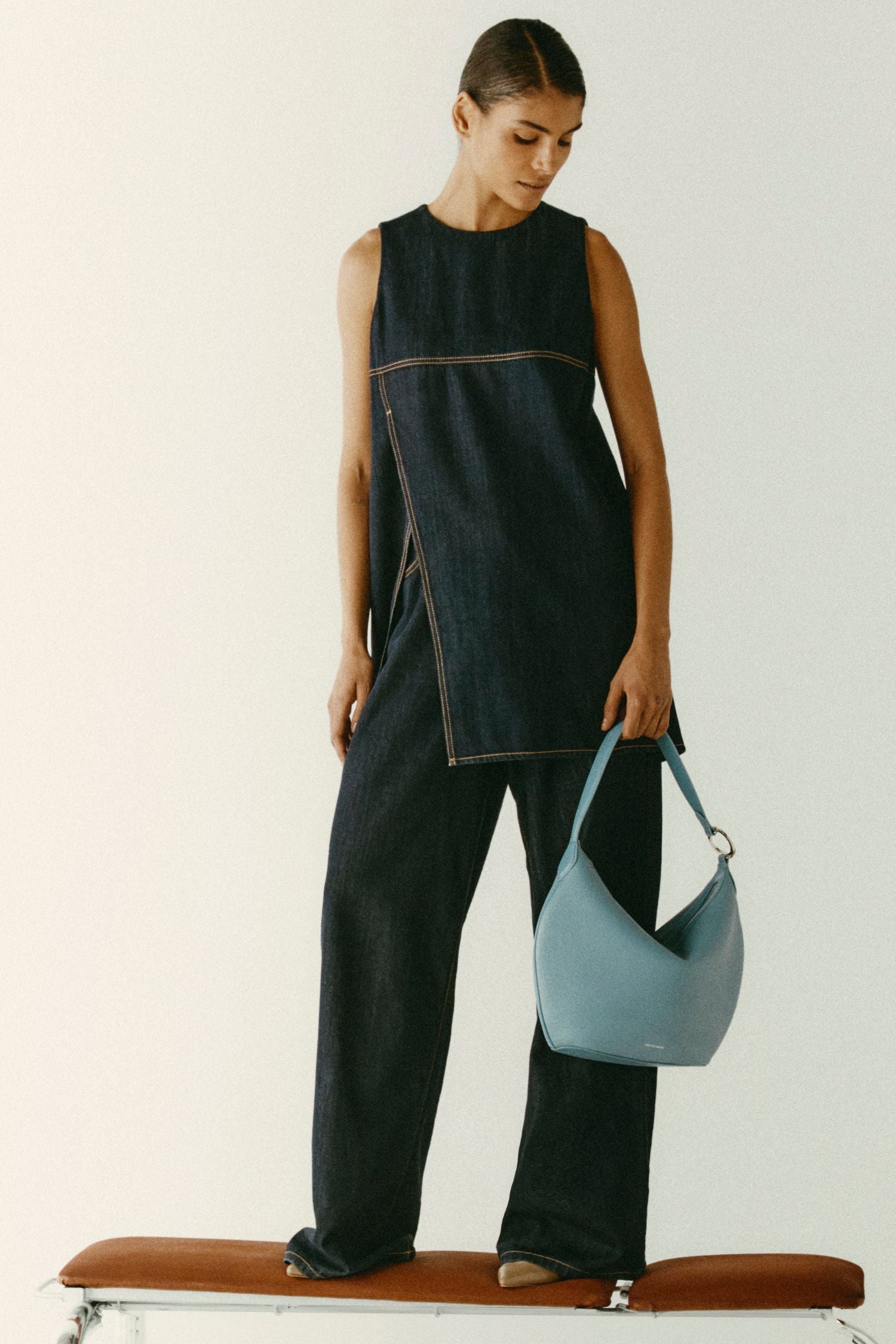 Top lungo con spacco in denim 1|abf4c7b7c2663d7ace93a0ed91dadadca6740b2249d2520c2ab4a54a72b00c21