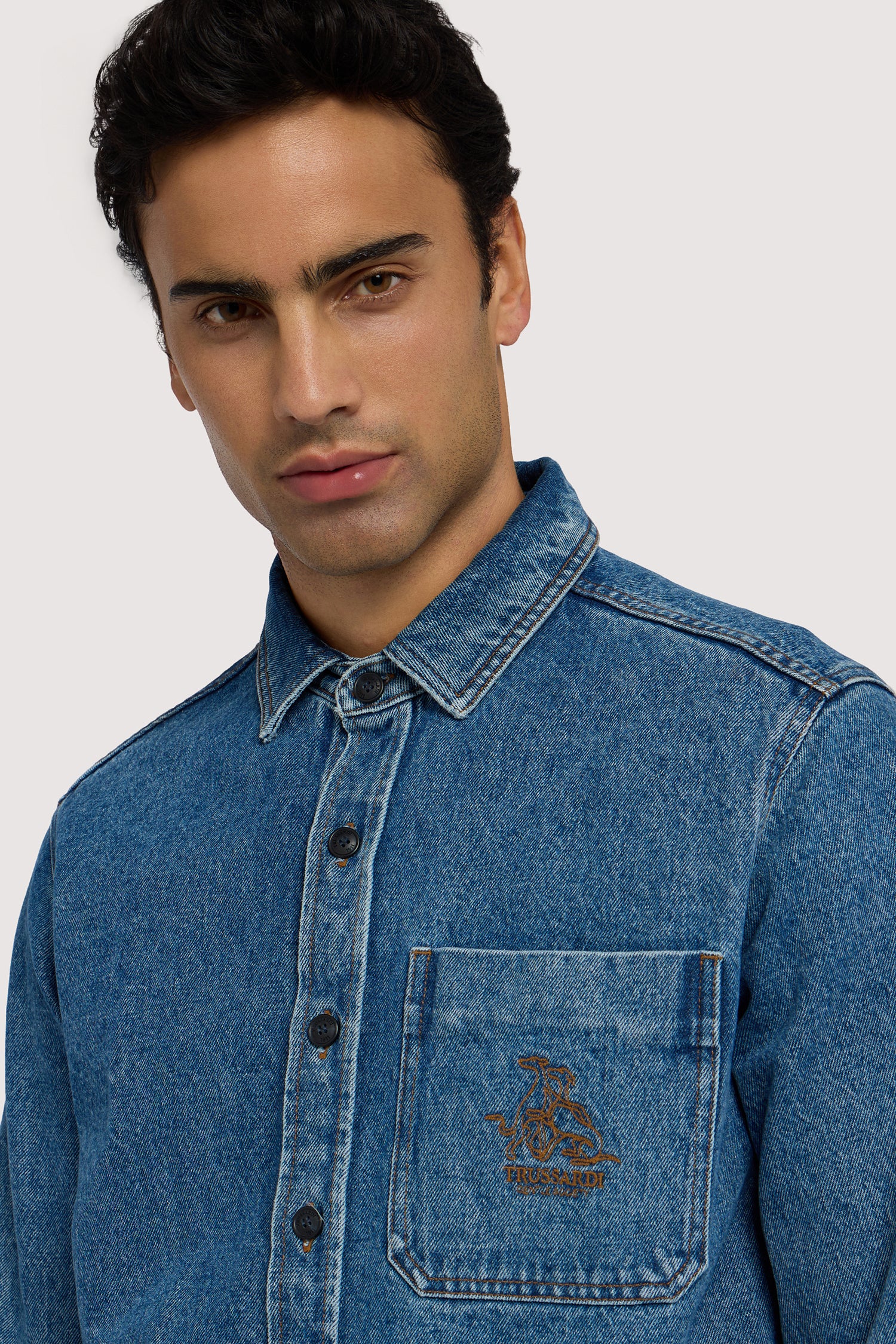 Camicia relaxed fit in denim con ricamo Gentle Society 3|917023e6bb4d3560896ae19124582d394628c80a8b71bdbd2e43410e8920ec65