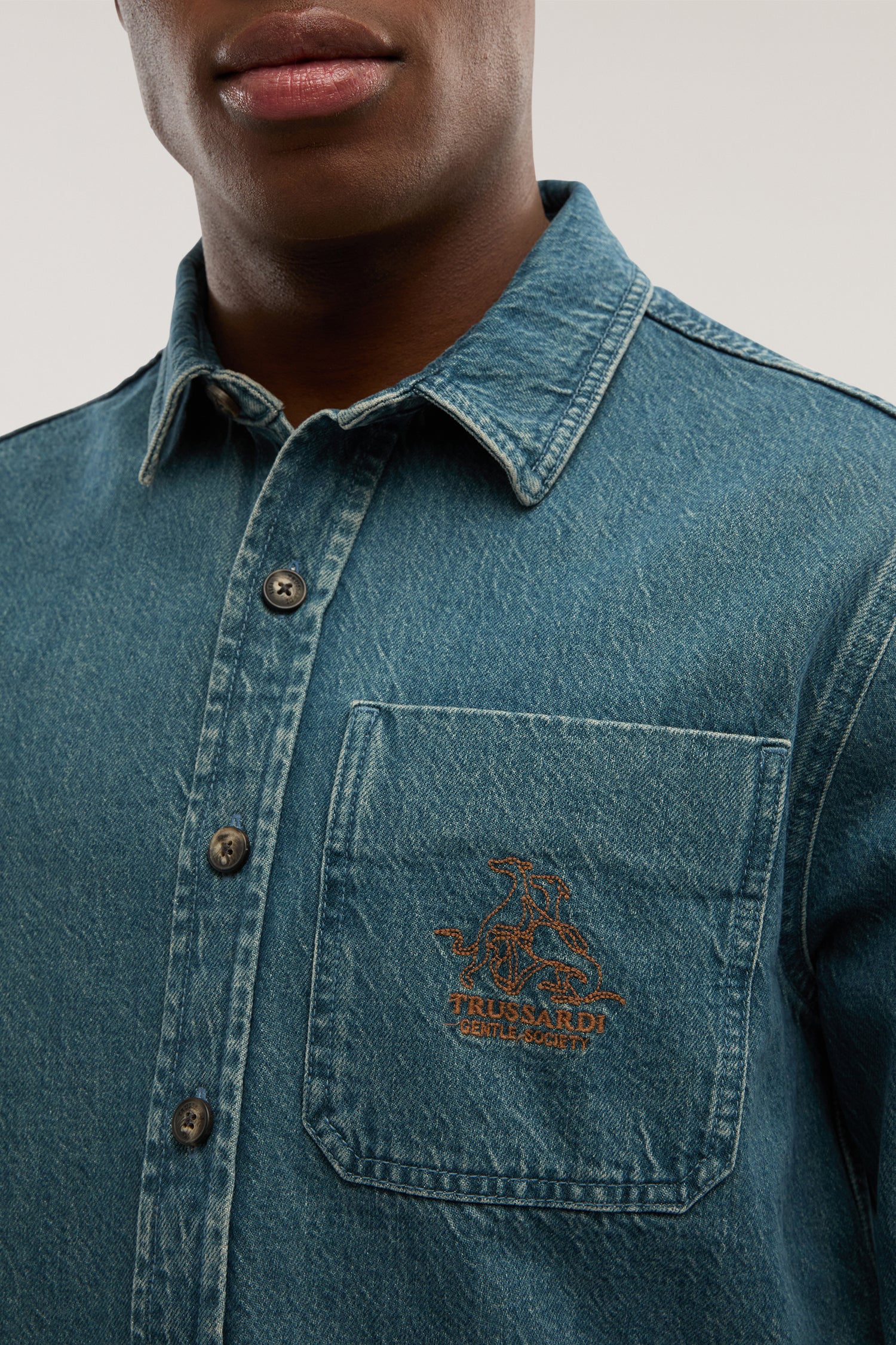 Camicia relaxed fit Gentle Society in denim 4|f03219f87f5af17abe7a7a15dc52fb46f8749b9751efcdef2a7d37379c9513fc