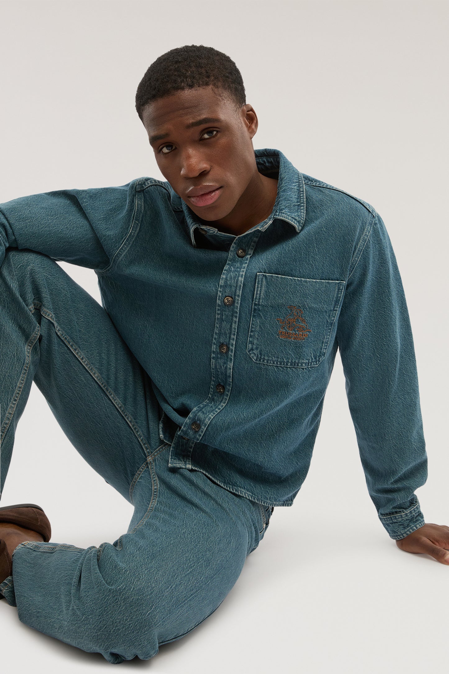 Camicia relaxed fit Gentle Society in denim 1|ce93652a69b4a78d7ec3d2e711e6c0d1bbe4c19cb0840204084747a7736e90cc