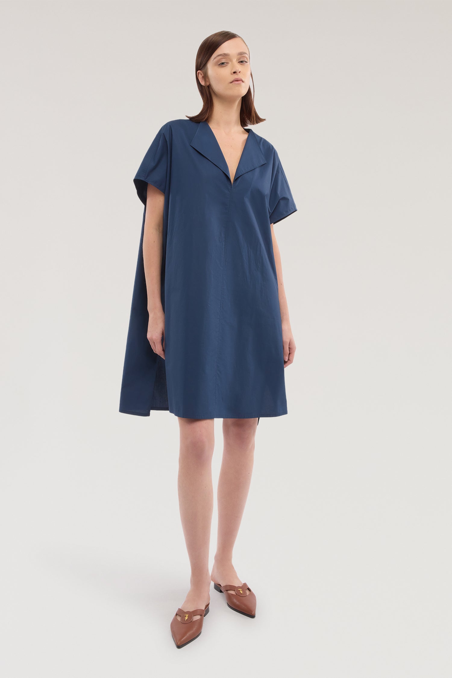 Abito ampio con cintura in popeline 2|d88bfab3f65fe460e42f0b5f8565f034c8ba4f948fb678af3ebadedab55d2ac3