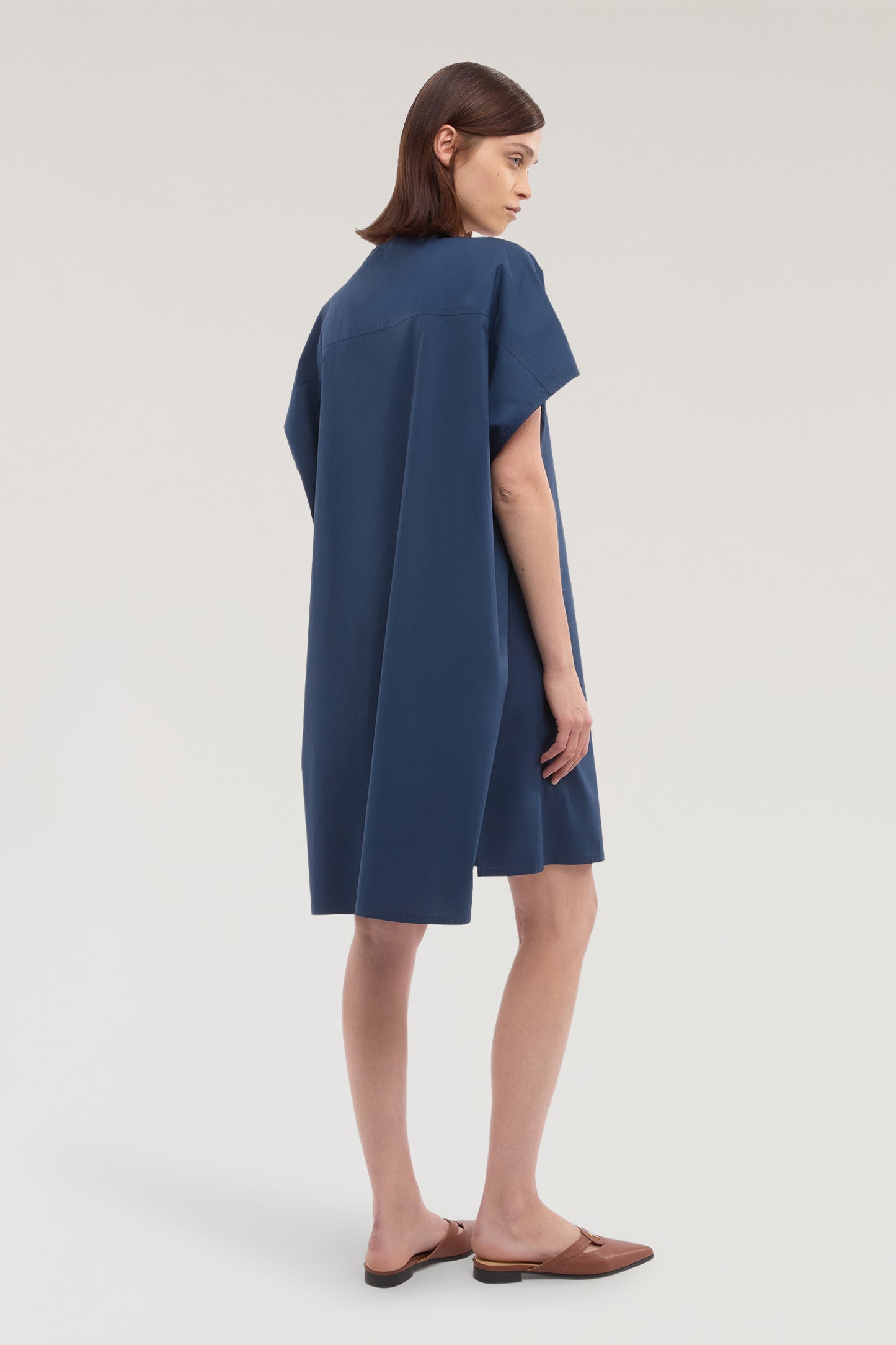 Abito ampio con cintura in popeline 3|5a9550f63582715fa99babfece61042fd1922b7c3f3a17c70ac941d175ba3923