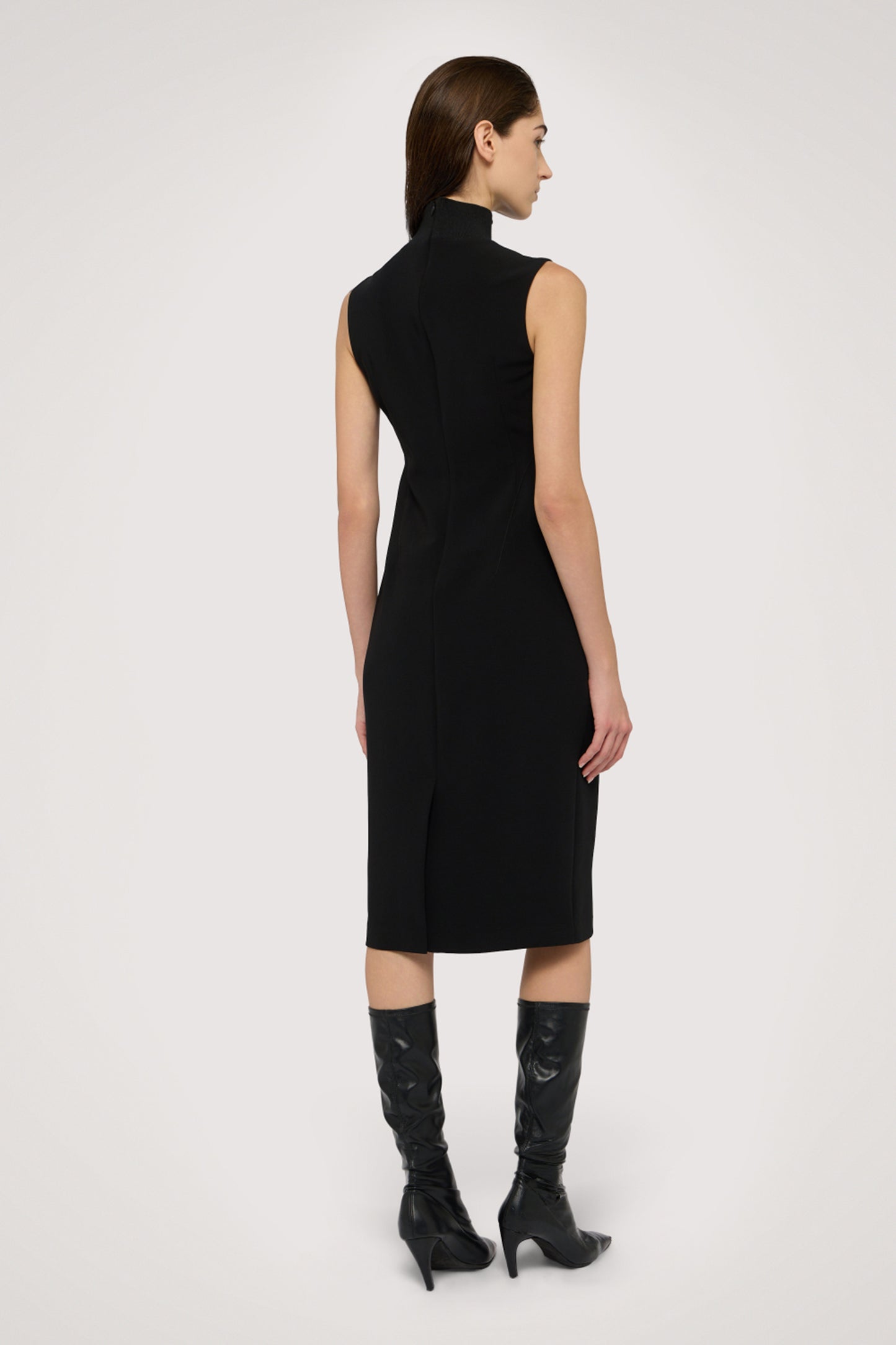 Abito tubino in cady con collo a costine 2|18b6f9a211520f53fc2715752f0f7646db3309990802d17e7c80a69f3f7f650f