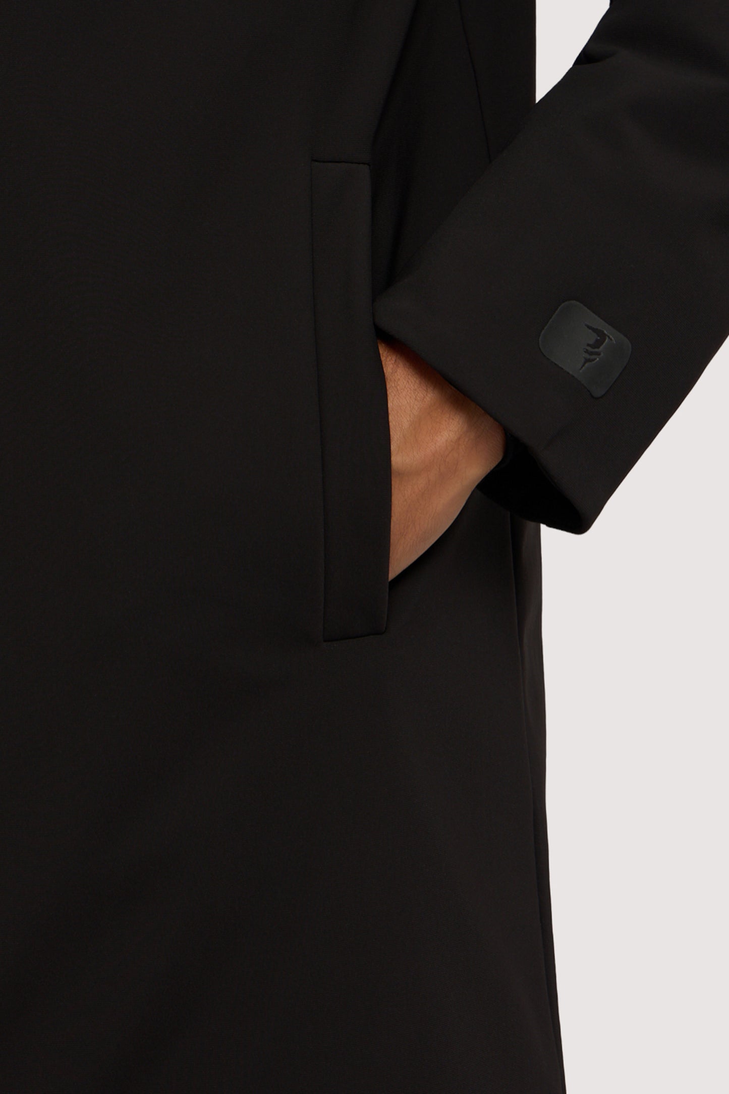 Giubbino con cappuccio in tessuto tecnico 3|a05ea3788b13a45a02f72877d9ce56479f2a0119ef65cb7c7ddc98bbcd818724