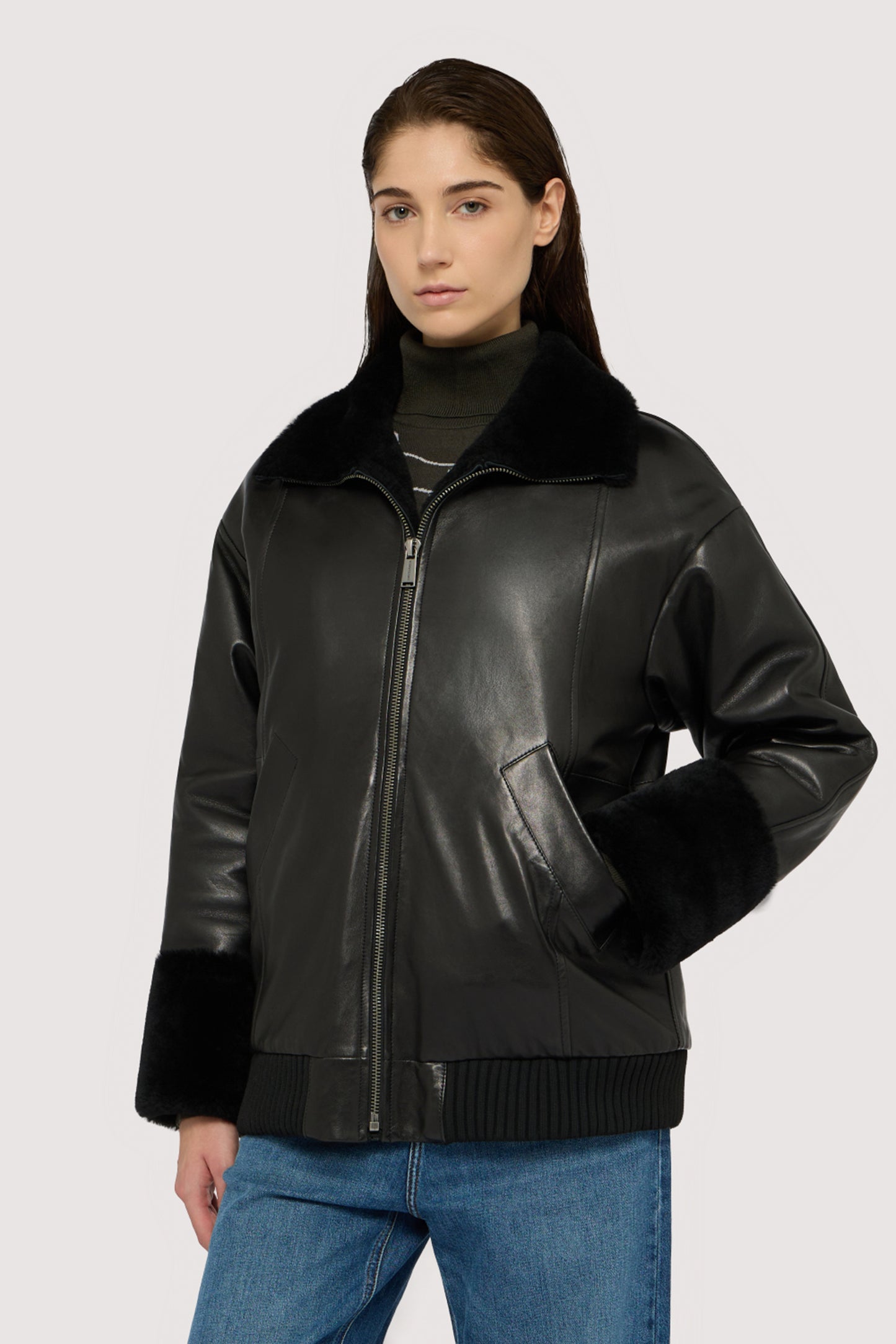 Bomber relaxed fit in pelle con inserti in pelliccia 1|1c966f026416b42132536ec8129b2bf332b978b65314ecbc89bb0196946abf69