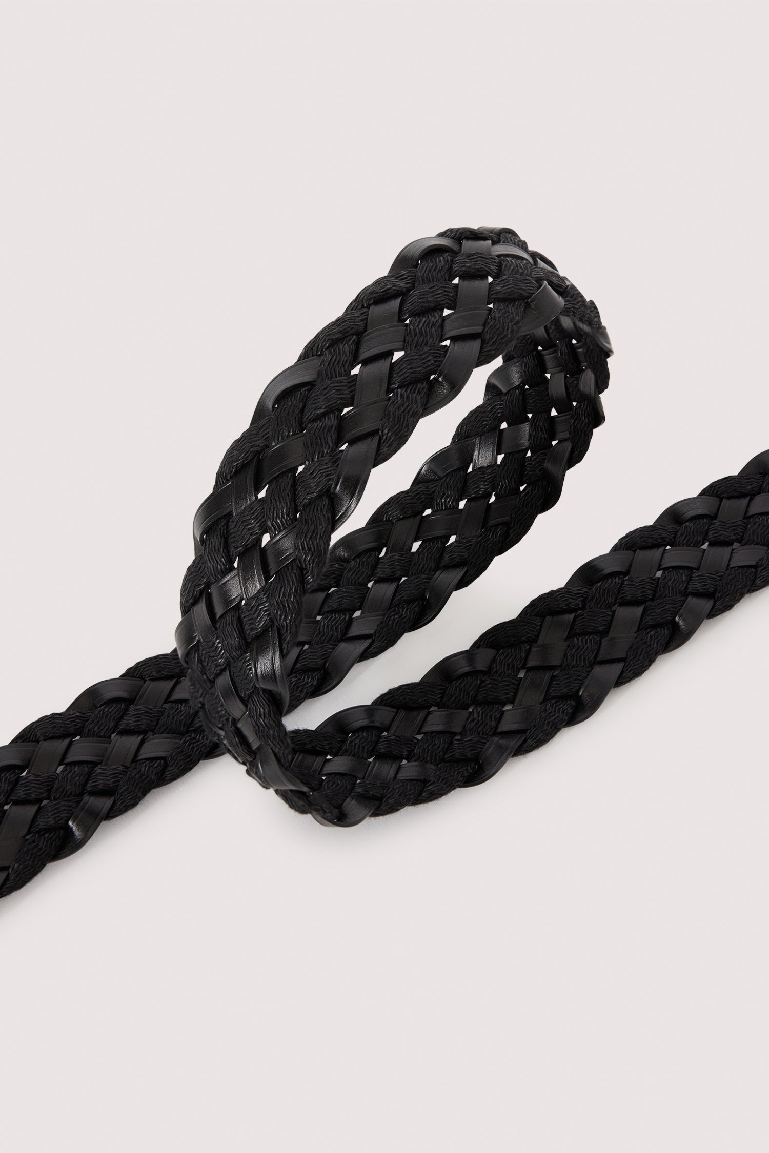 Cintura intrecciata in pelle 2|34135863d74acf2e3c4368191d6487a4c216e03f550f89d6e48279d4e561dc67
