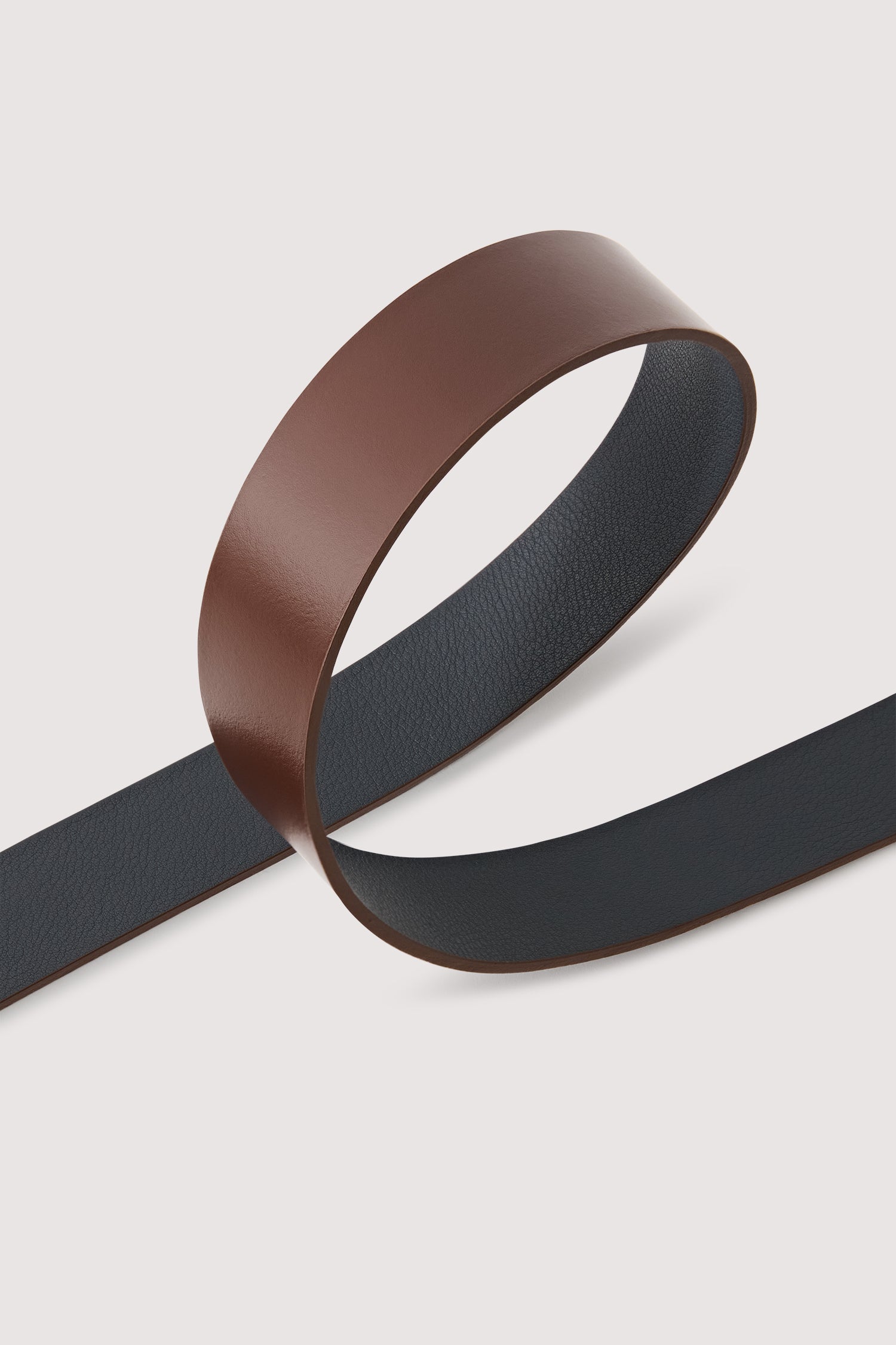 Cintura reversibile bicolore in pelle 3|b0e6dae8fa77e2db465cb9f507a16798d072633a2d0084b5fc44cff4979ab9d6