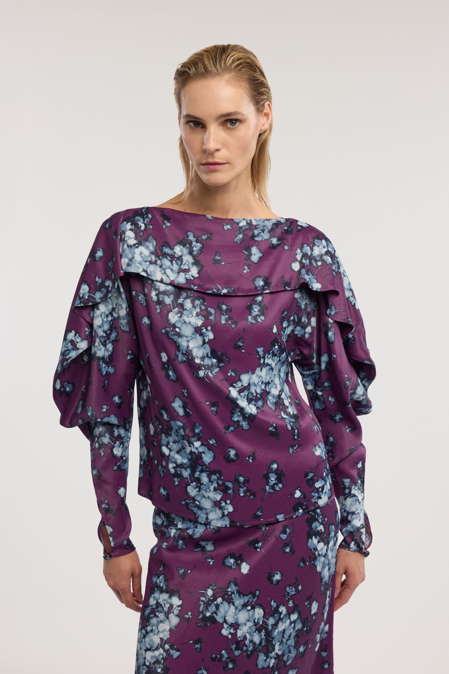 Top kimono in raso di viscosa con stampa 2|45eaaa8271730d4e4c673555418aaeebba6ac928a14a5fff4a815626bf520a12