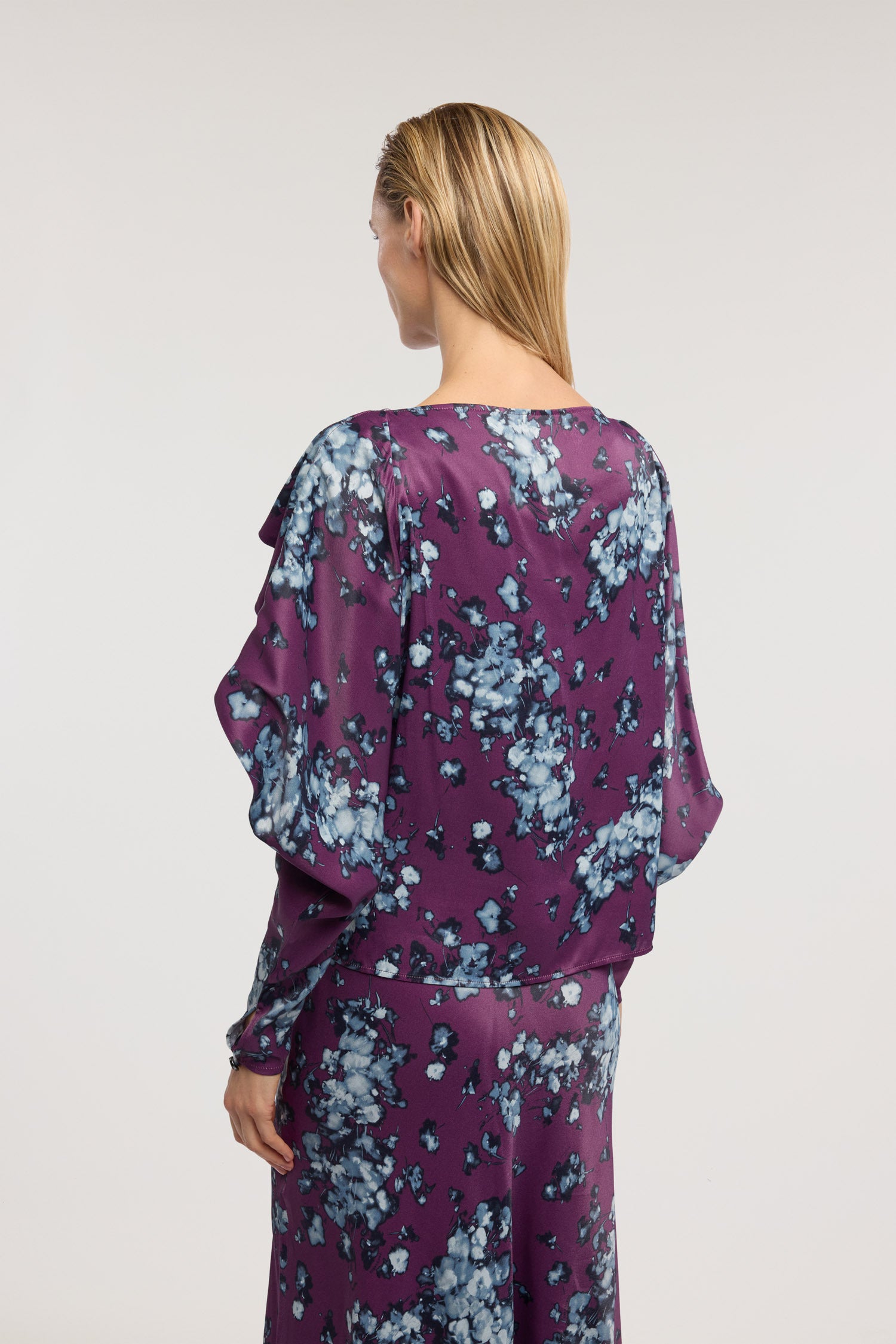 Top kimono in raso di viscosa con stampa 1|65dce691daed6a4024f88aafca92dc05677687cb2ba986da5b7d05e87a72d21b