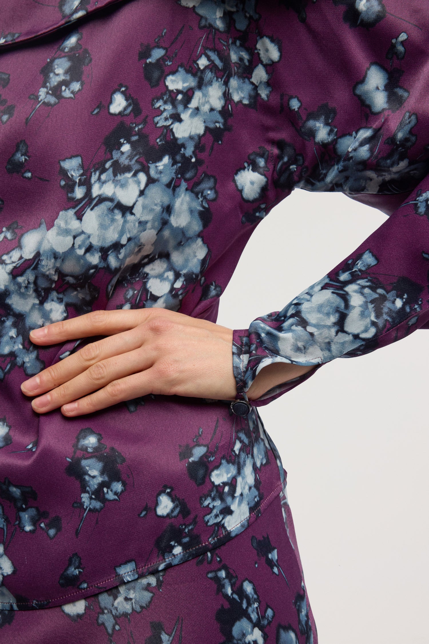 Top kimono in raso di viscosa con stampa 5|8a5dbf9ef749aea439612d2c00c70be0da569d322574d34d2a9fd0b4fc993f04