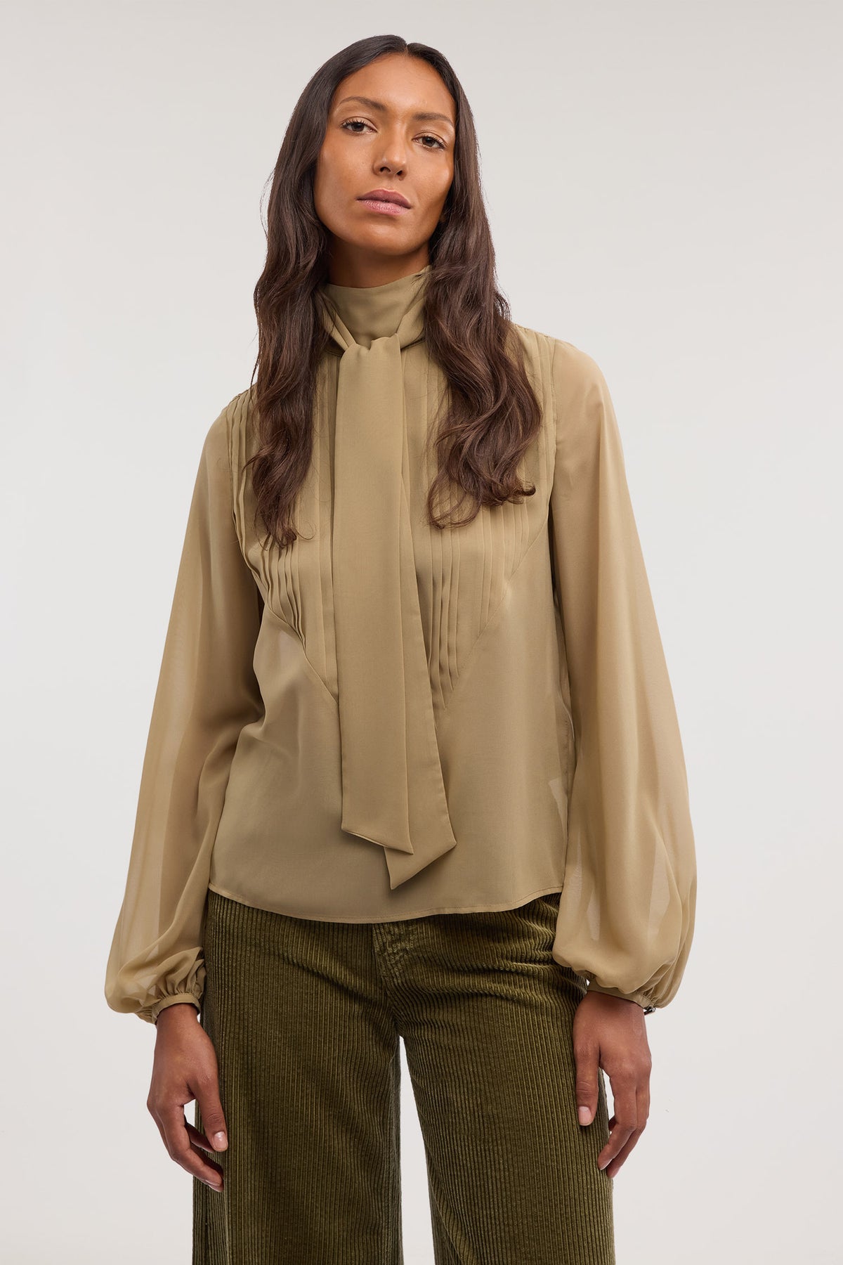Blusa in chiffon con dettaglio plissé 1|e513e4b72a78b90b43a18680113a3941e23f1c62acbd93b328c43eb85cda3485