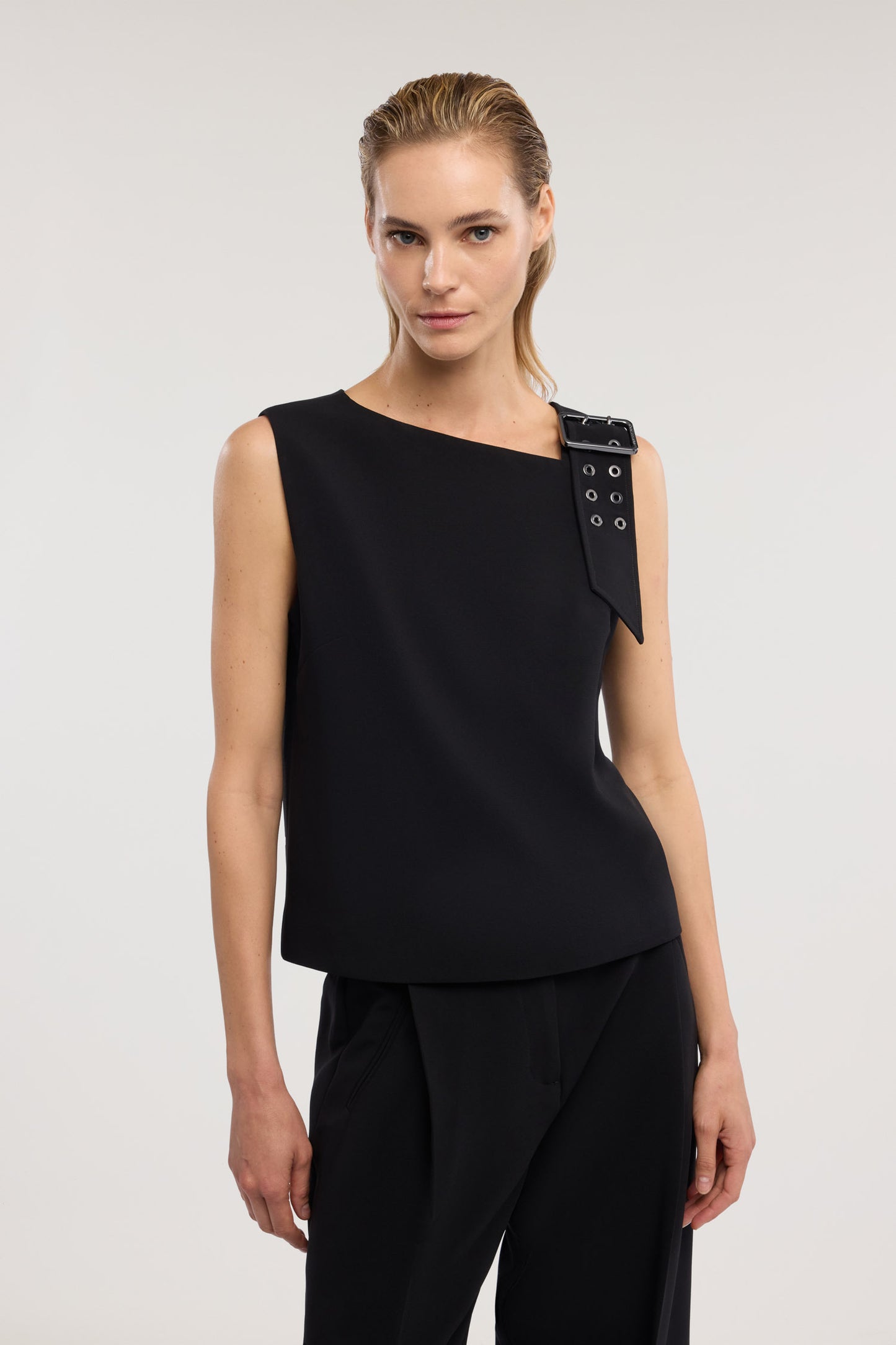 Top in cady con dettaglio fibbia 1|67540d179e019544bb9fc207d0f77cc3758b5268254c7ceccf570cbf8f173e0c