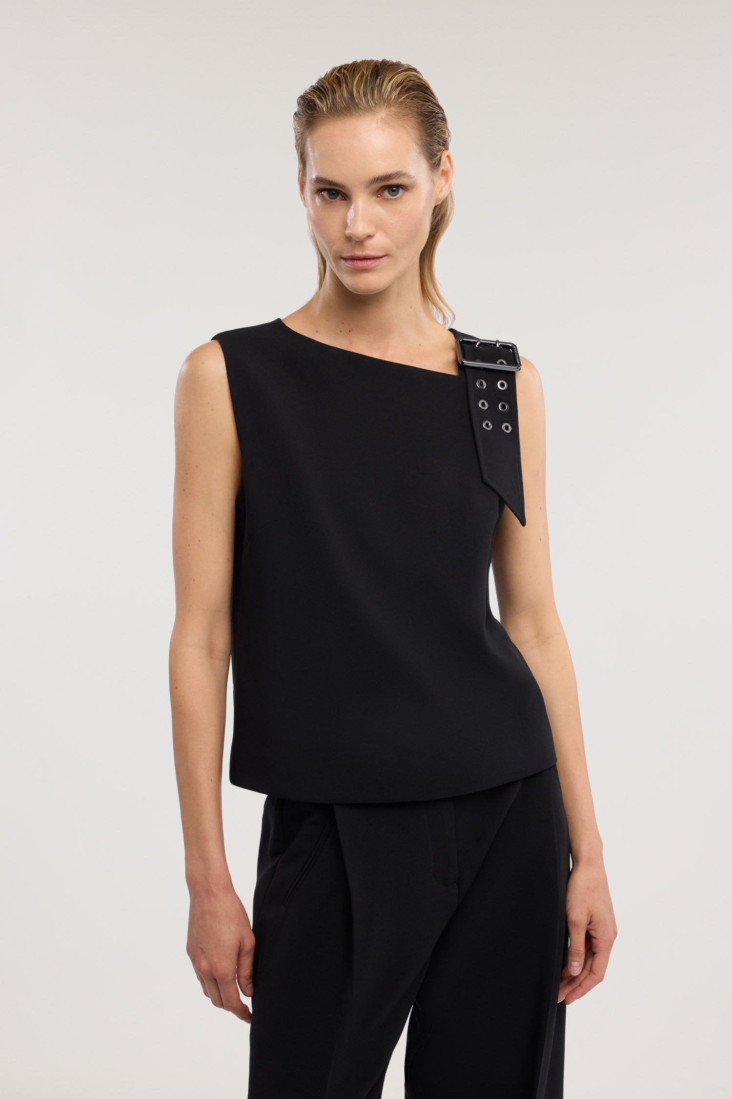 Top in cady con dettaglio fibbia 1|67540d179e019544bb9fc207d0f77cc3758b5268254c7ceccf570cbf8f173e0c