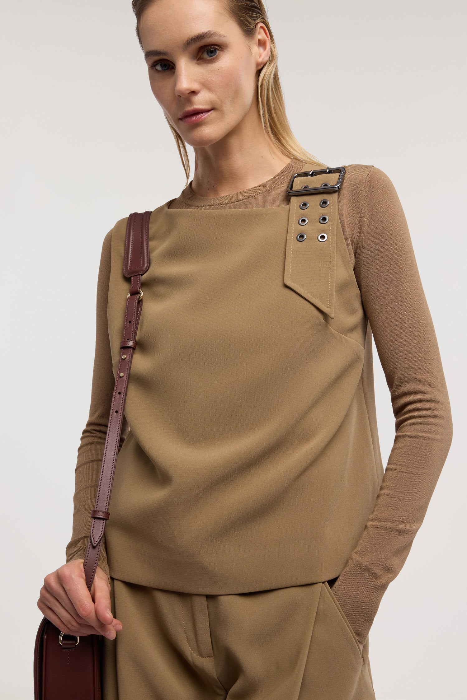 Top in cady con dettaglio fibbia 4|a19b99c5e608a9cff654fd901900795ca2b0105ef13006e500569d479c8cec4b