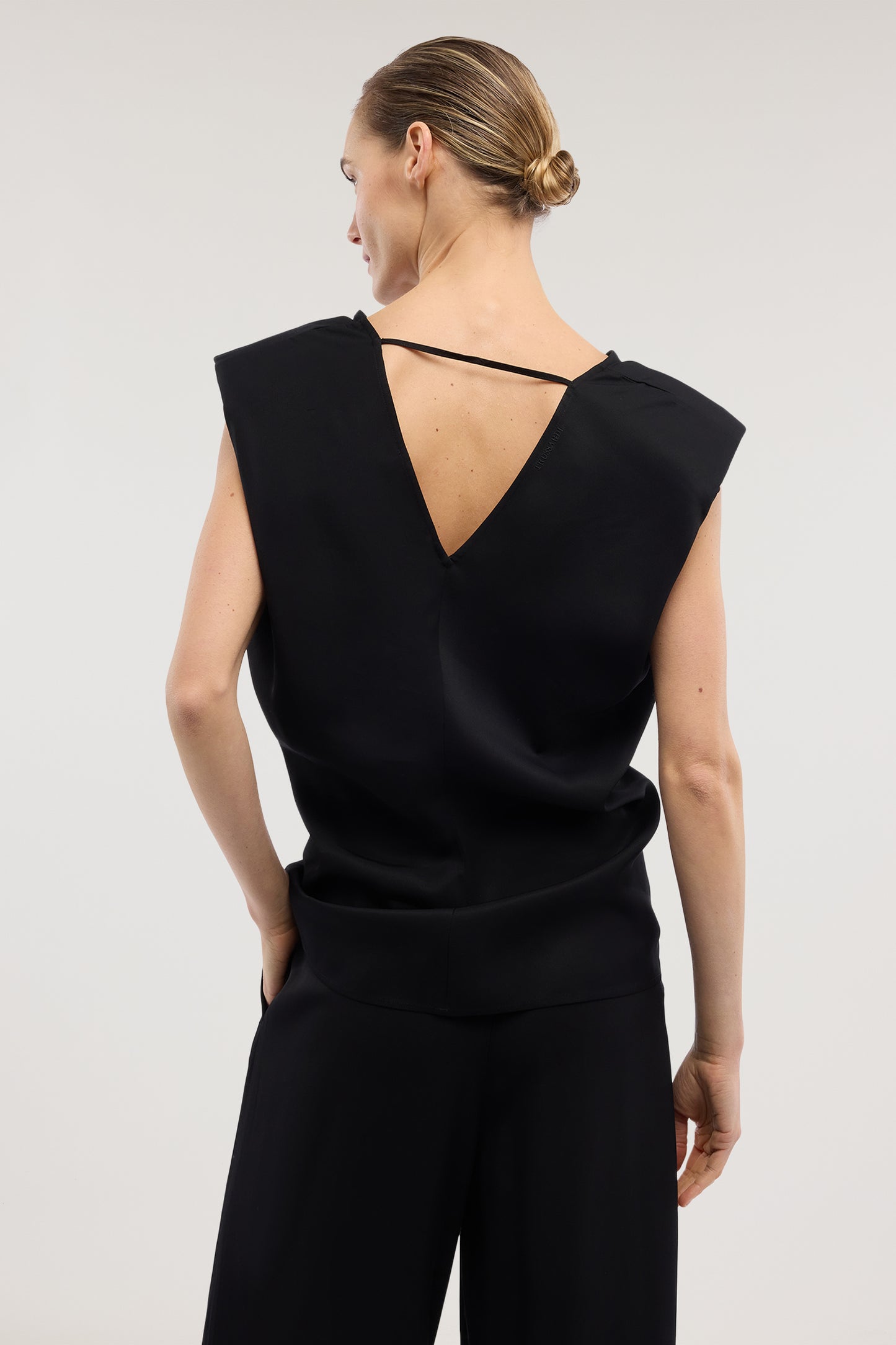 Top scollo a V in viscosa twill 3|903dea28123673f28a6cffd567d650dd5fc17efc726791088cc294c743f2ee7f