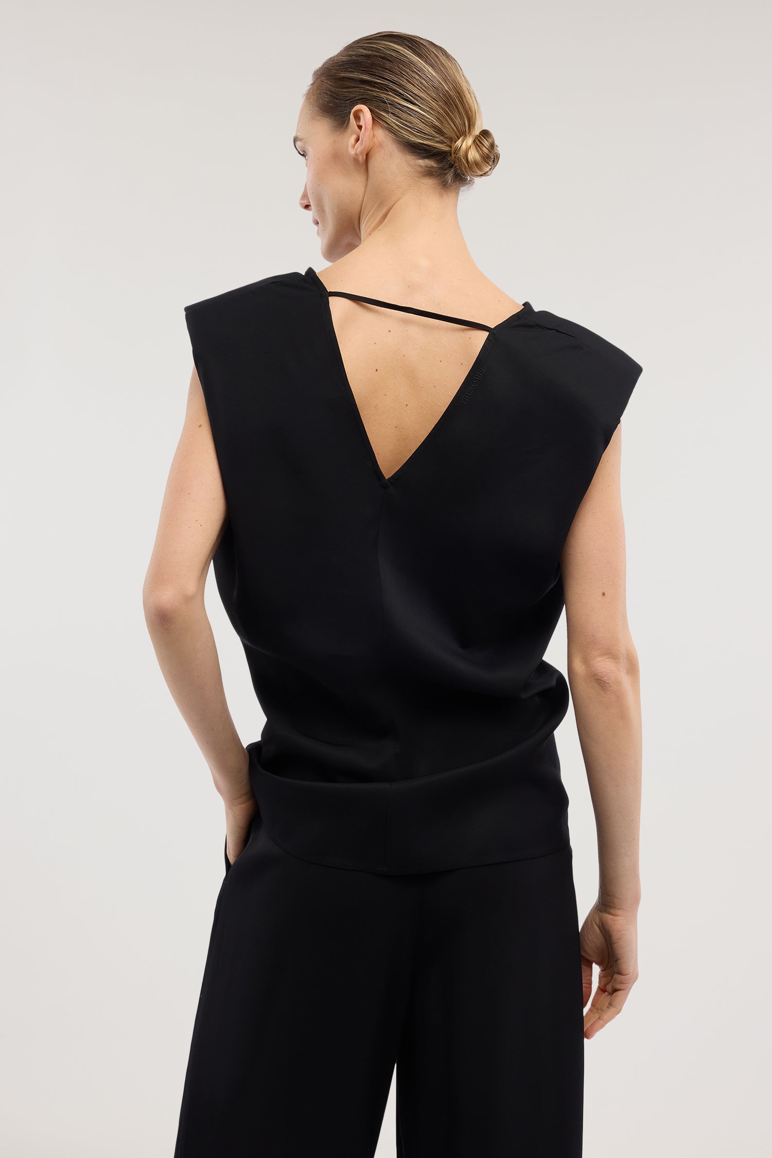 Top scollo a V in viscosa twill 3|903dea28123673f28a6cffd567d650dd5fc17efc726791088cc294c743f2ee7f