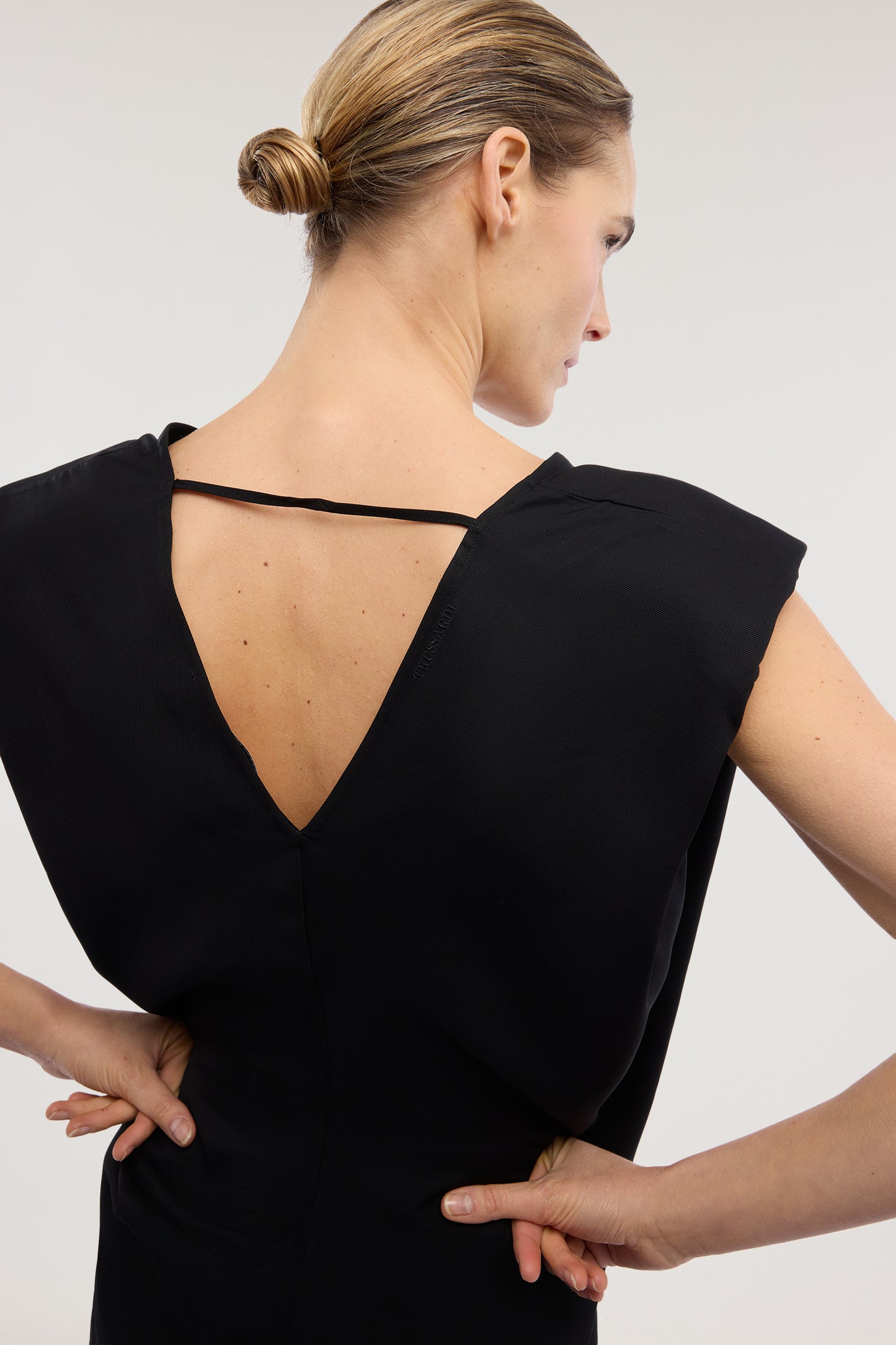 Top scollo a V in viscosa twill 1|567280e593490976dad655936d5c7d32f112f84876c0c8b67e680db85d259a31