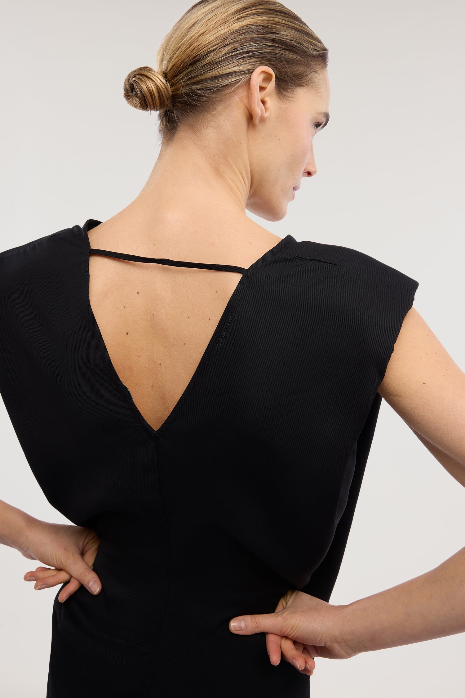 Top scollo a V in viscosa twill 1|567280e593490976dad655936d5c7d32f112f84876c0c8b67e680db85d259a31
