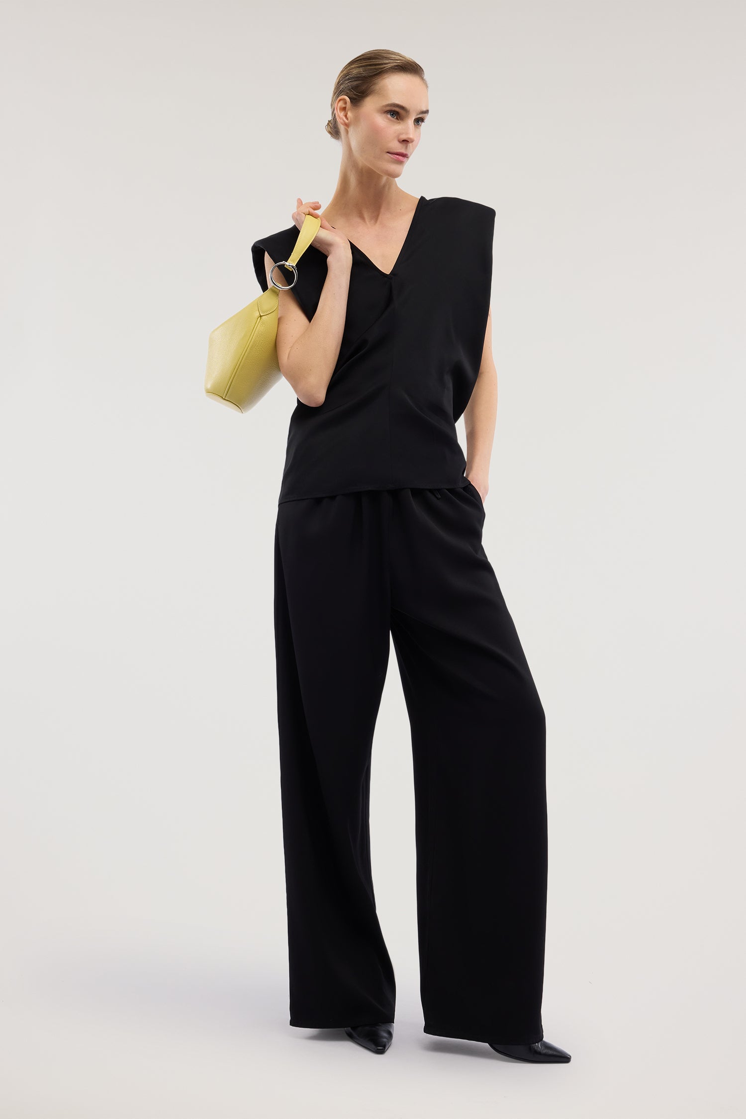 Top scollo a V in viscosa twill 4|776c46e6649de071a5194e8ce24a7f419abdd804fdd146c679885c6cc11474df