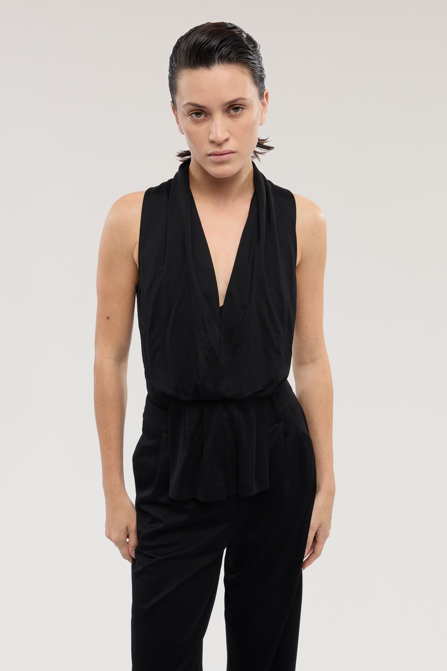 Top fluido a pieghe in viscosa 2|d230fbc3431900648ccceb7716835f86aad101760042f90d010299ba67615051