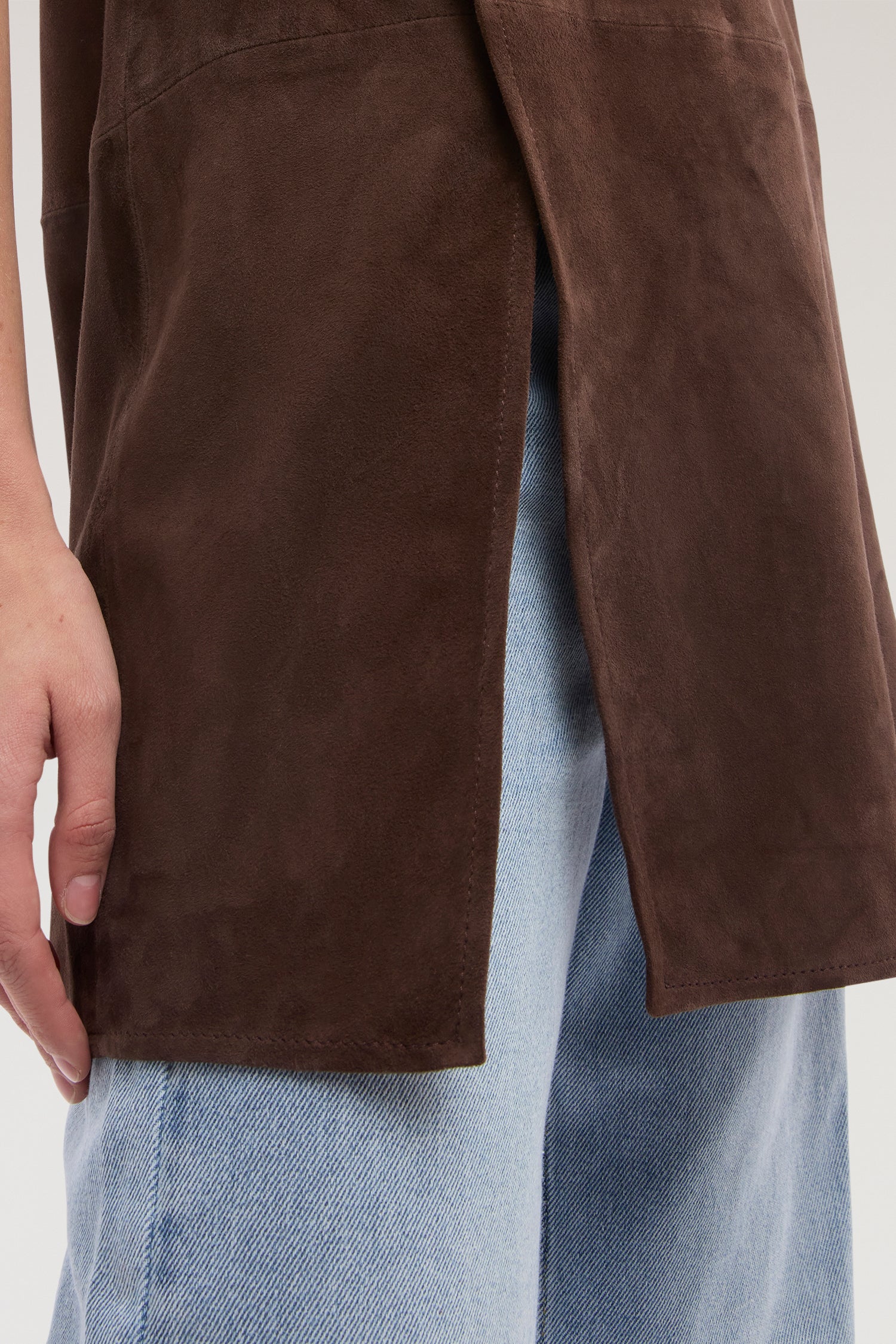 Top lungo con spacco in suede 3|b349a9c5f79e019a342856621863ee7f9b19620ae98e47d7386de9c22d29d631