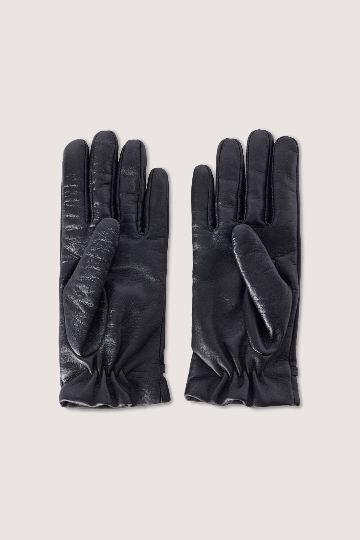 Guanti in nappa con applicazione metallica 2|6c6db3c22472189d156a75740c9228a4b13165c932704cec01f2e1fc831c06f6