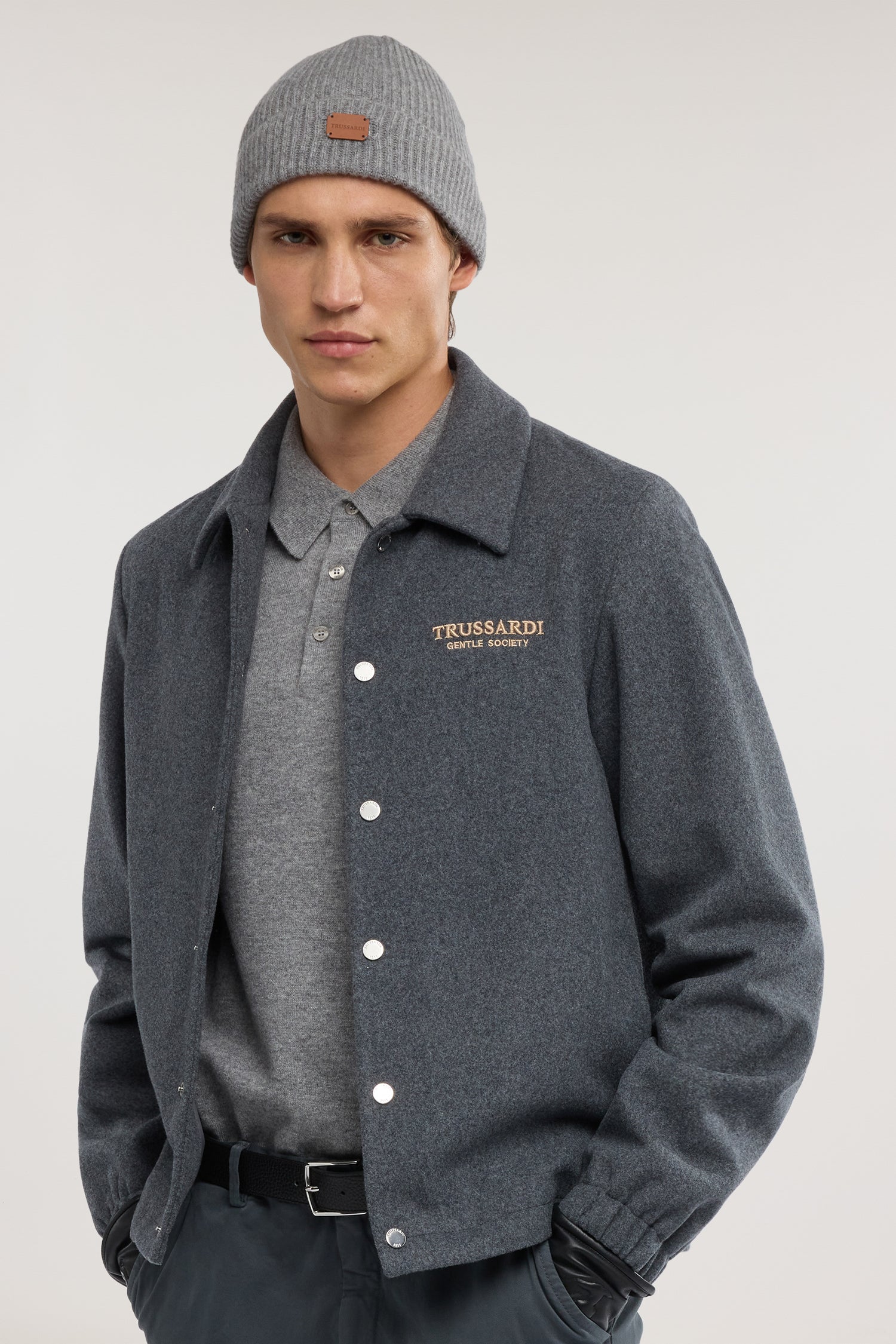 Berretto a coste inglesi in cashmere 1|8f75838fa25d28b33b612a56996a1fe6907c223f389ae2c3336e383527aaed29