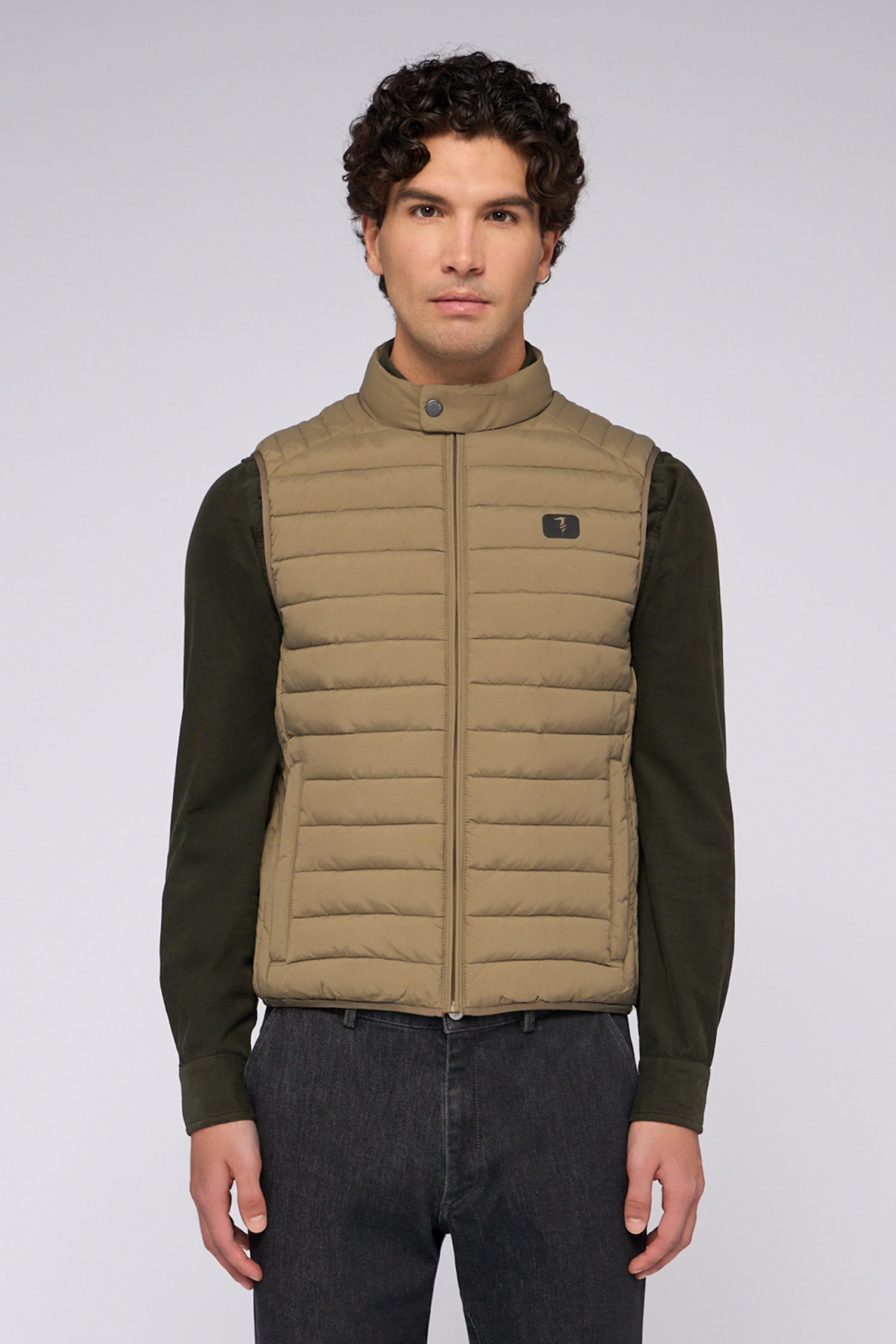 Gilet imbottito in nylon 1|37530193591ddc86b15127a197168840d708d002c9fb3afb1e29428eae657ce6