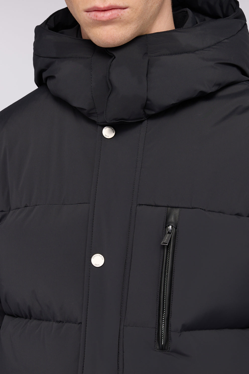 Giacca imbottita con cappuccio in nylon laminato 3|1db72e37e140822053dc6818ff6e5e34a8773874c3aba3c928171e3d9d5f6933